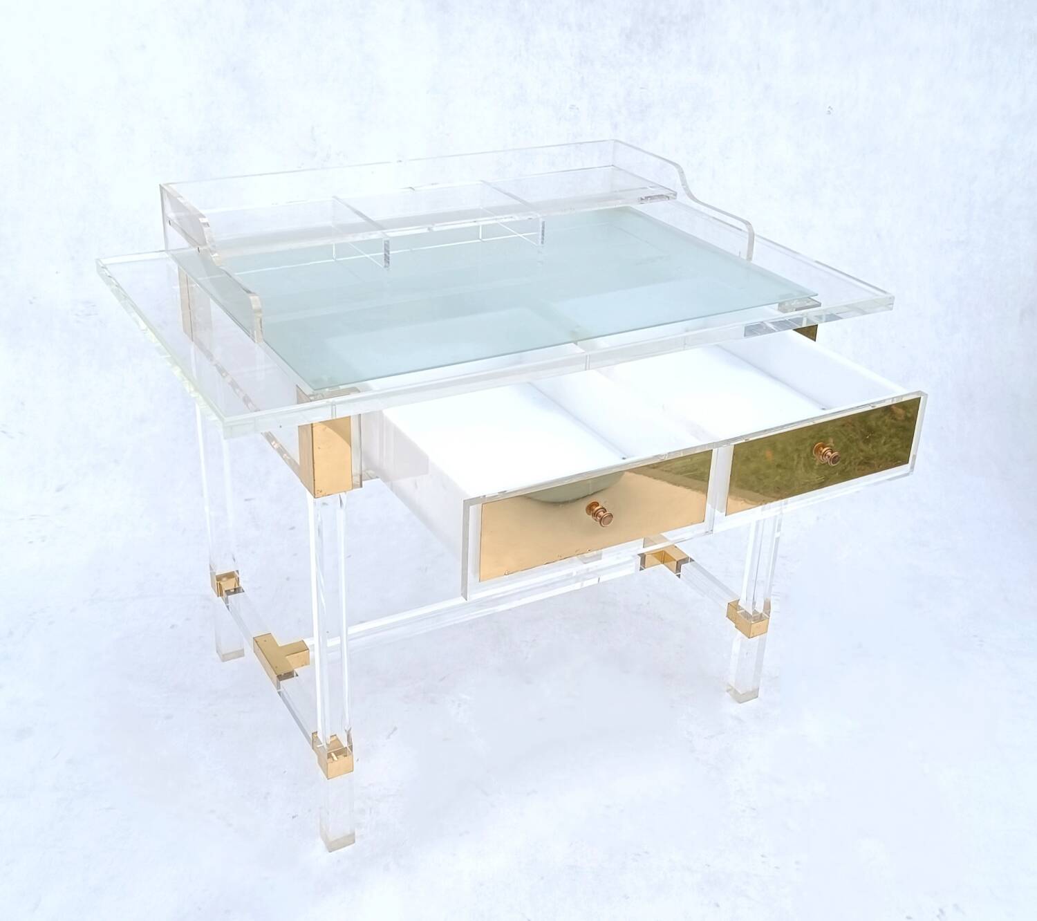 Bureau en verre acrylique et laiton par Charles Hollis Jones