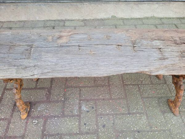 Banc en fonte de style campagnard français avec vieille planche de bois rustique