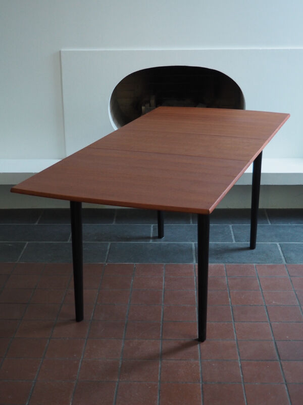 Table scandinave