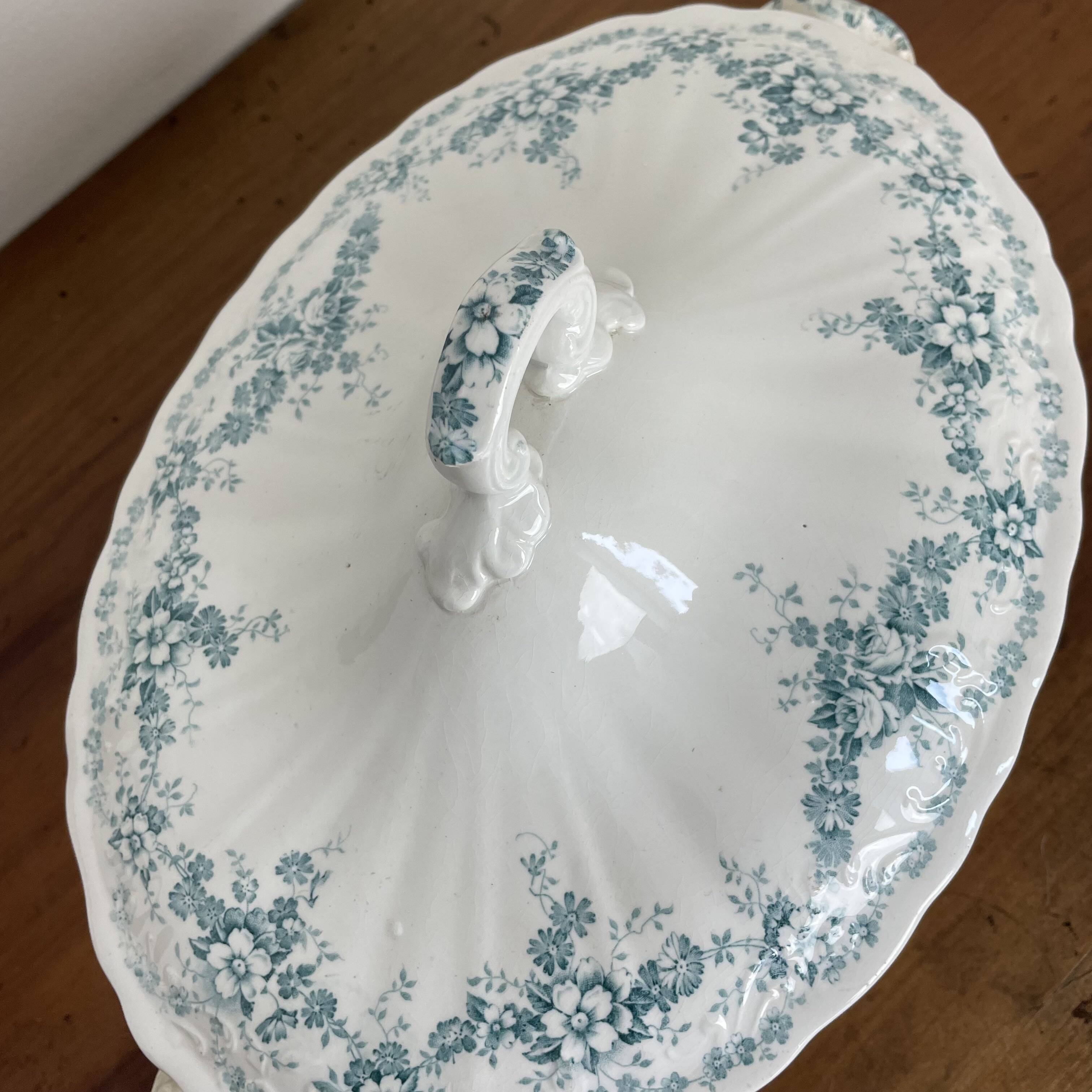 Covered dish, vegetable dish in Maastricht earthenware, Clara model