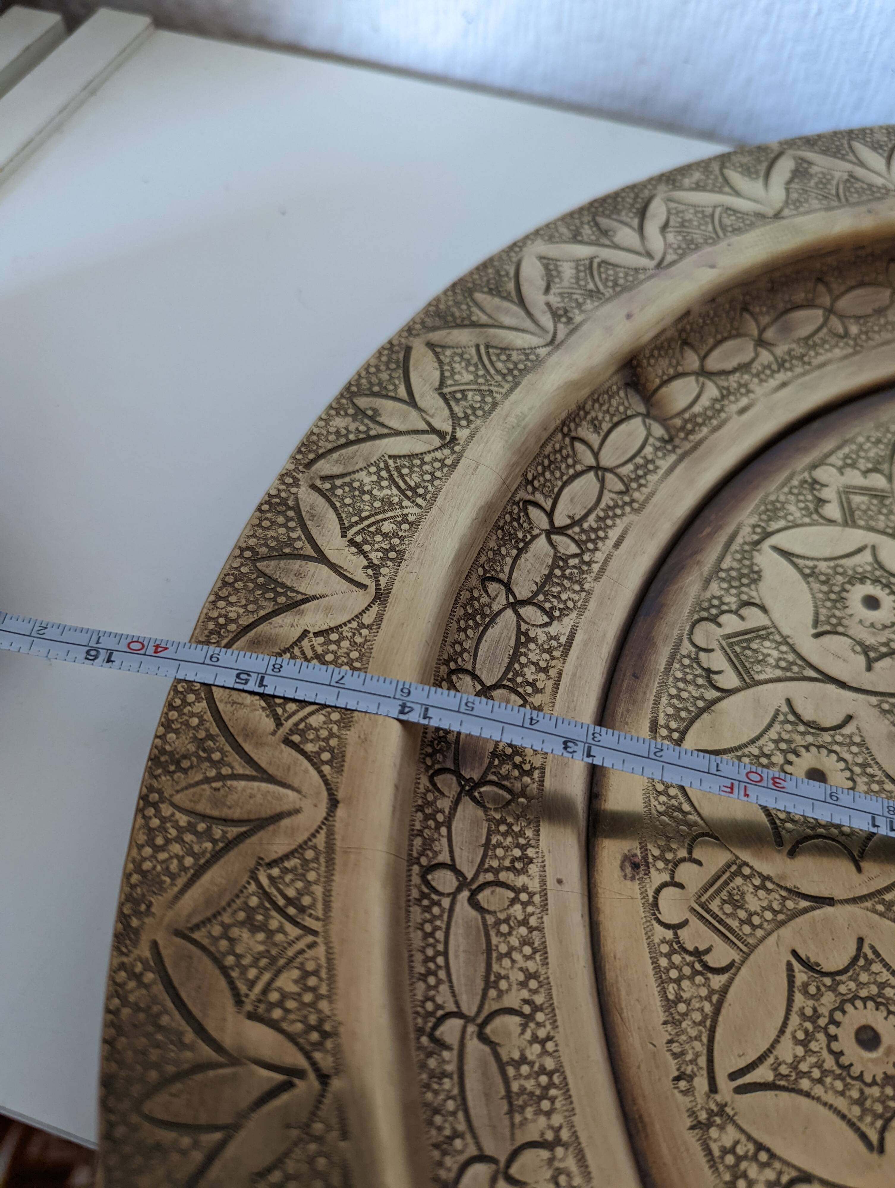 Plateau marocain gravé rond métal doré , cuivre jaune