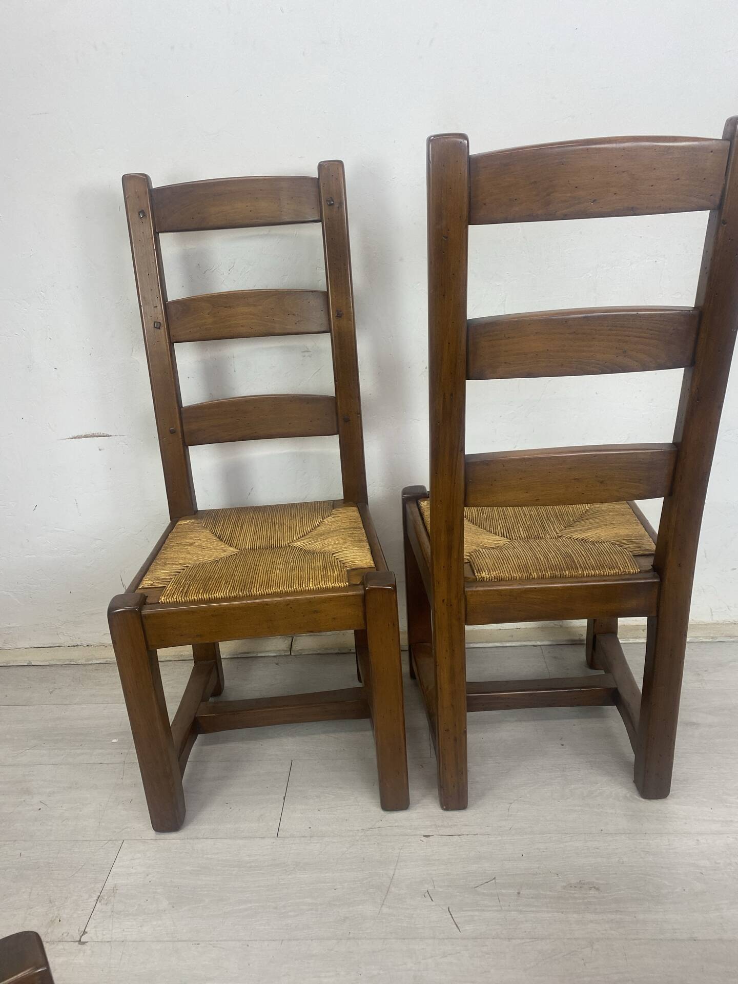 Chaises brutaliste 
