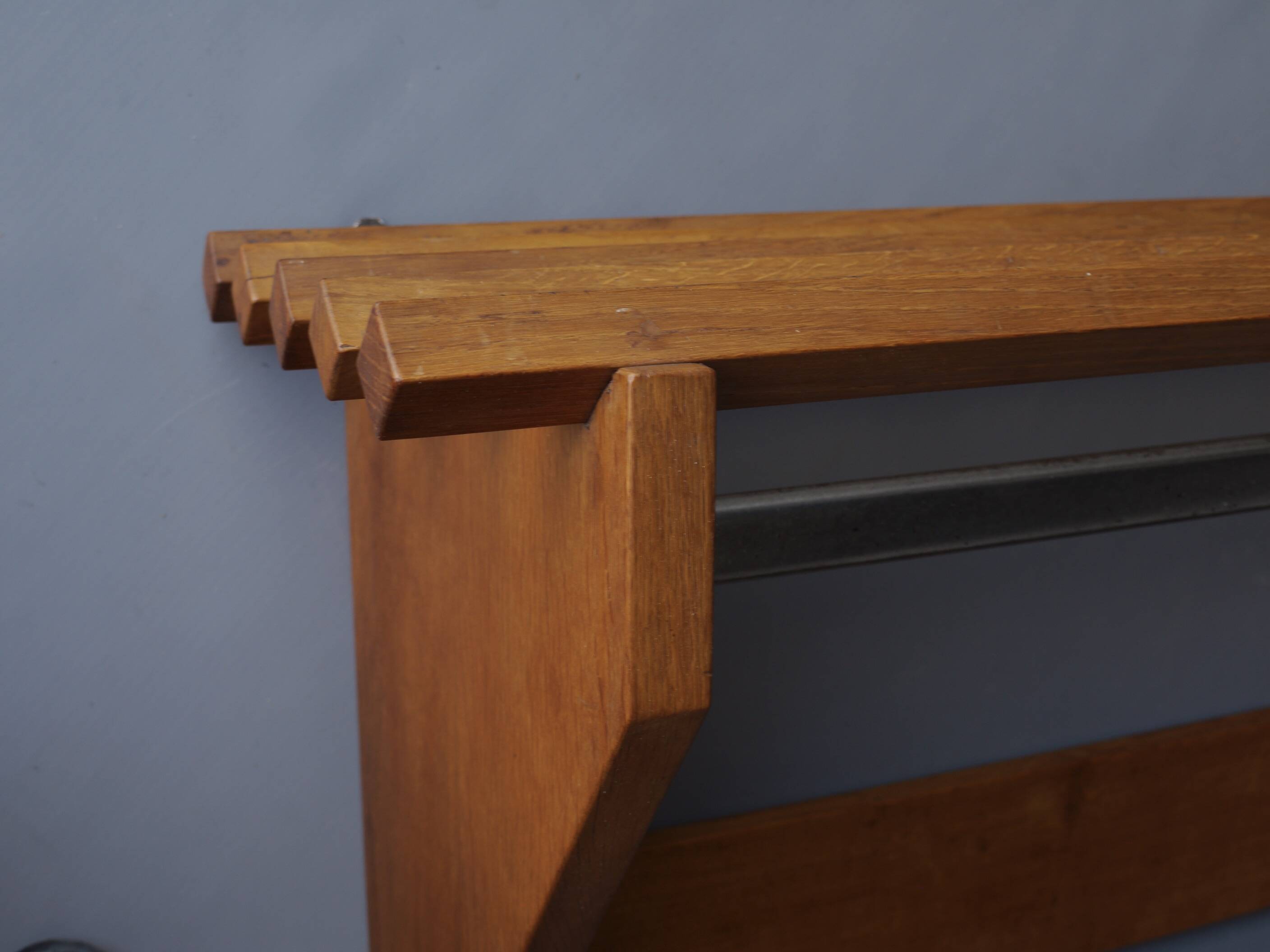 Porte-manteau moderniste hollandais en chêne. années 1930