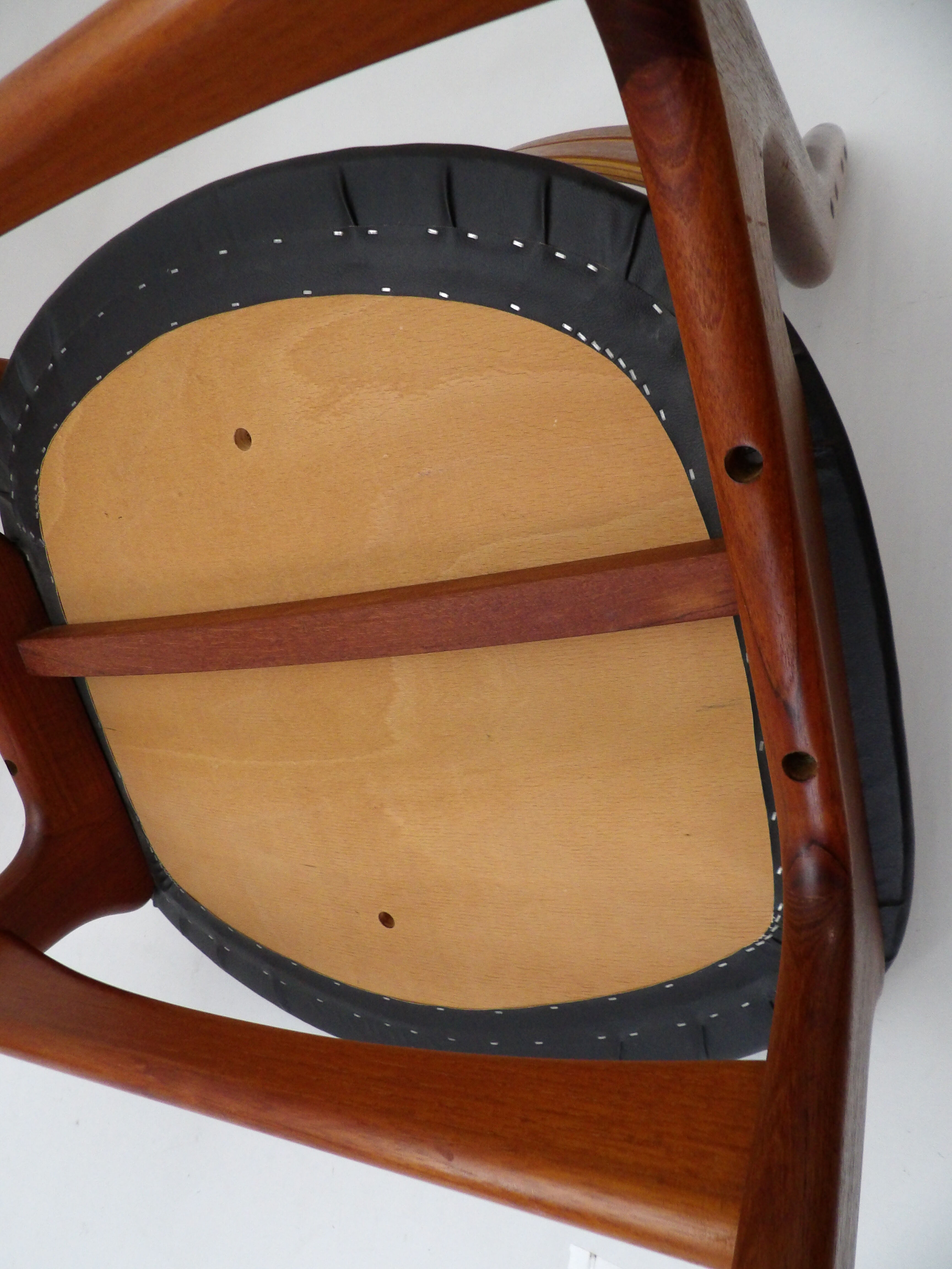 Un lot de deux chaises danoises modele 310 d'Erik Buck, 1960
