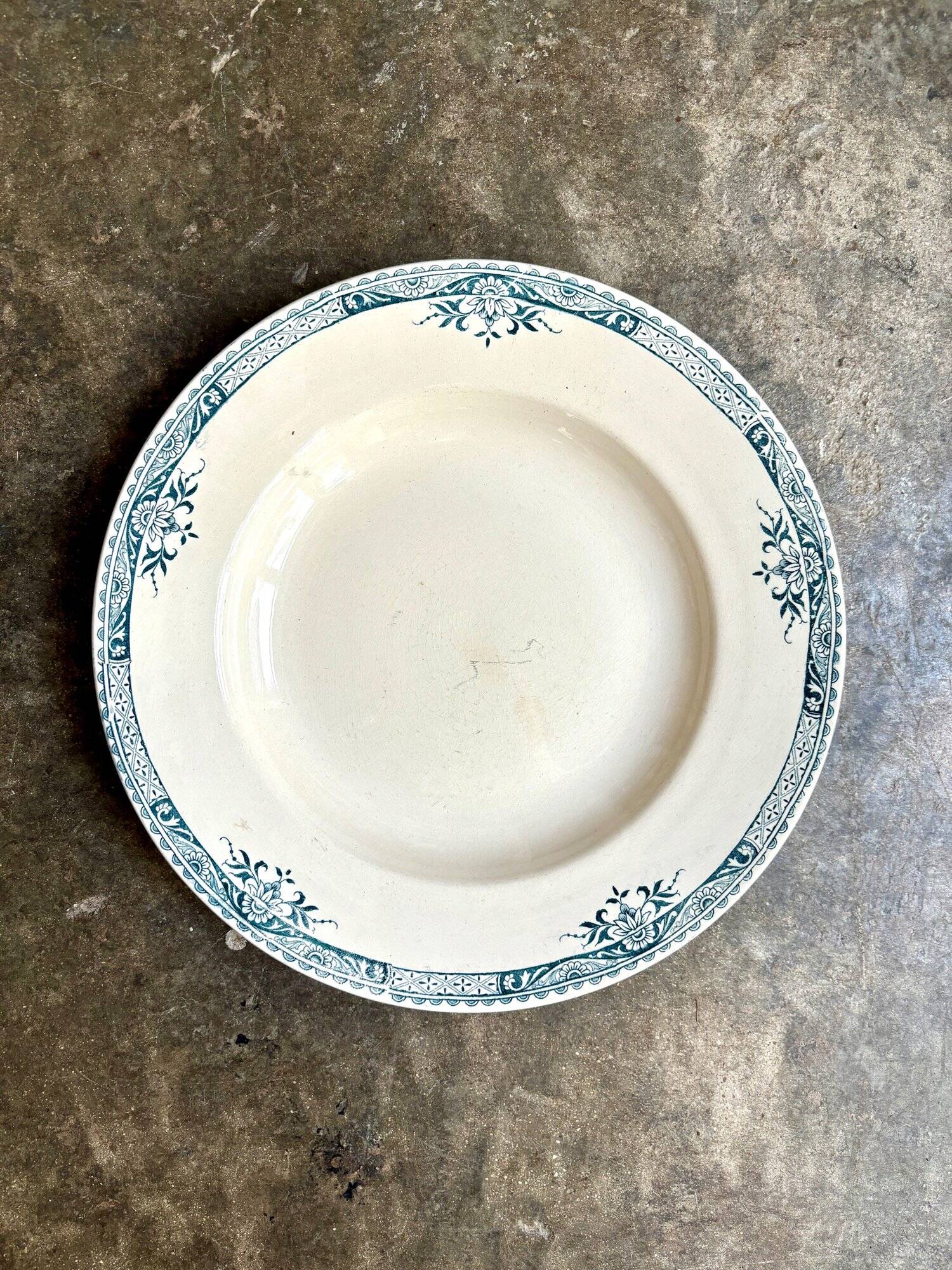 Longchamp hollow round dish in iron earth, "Lily" service