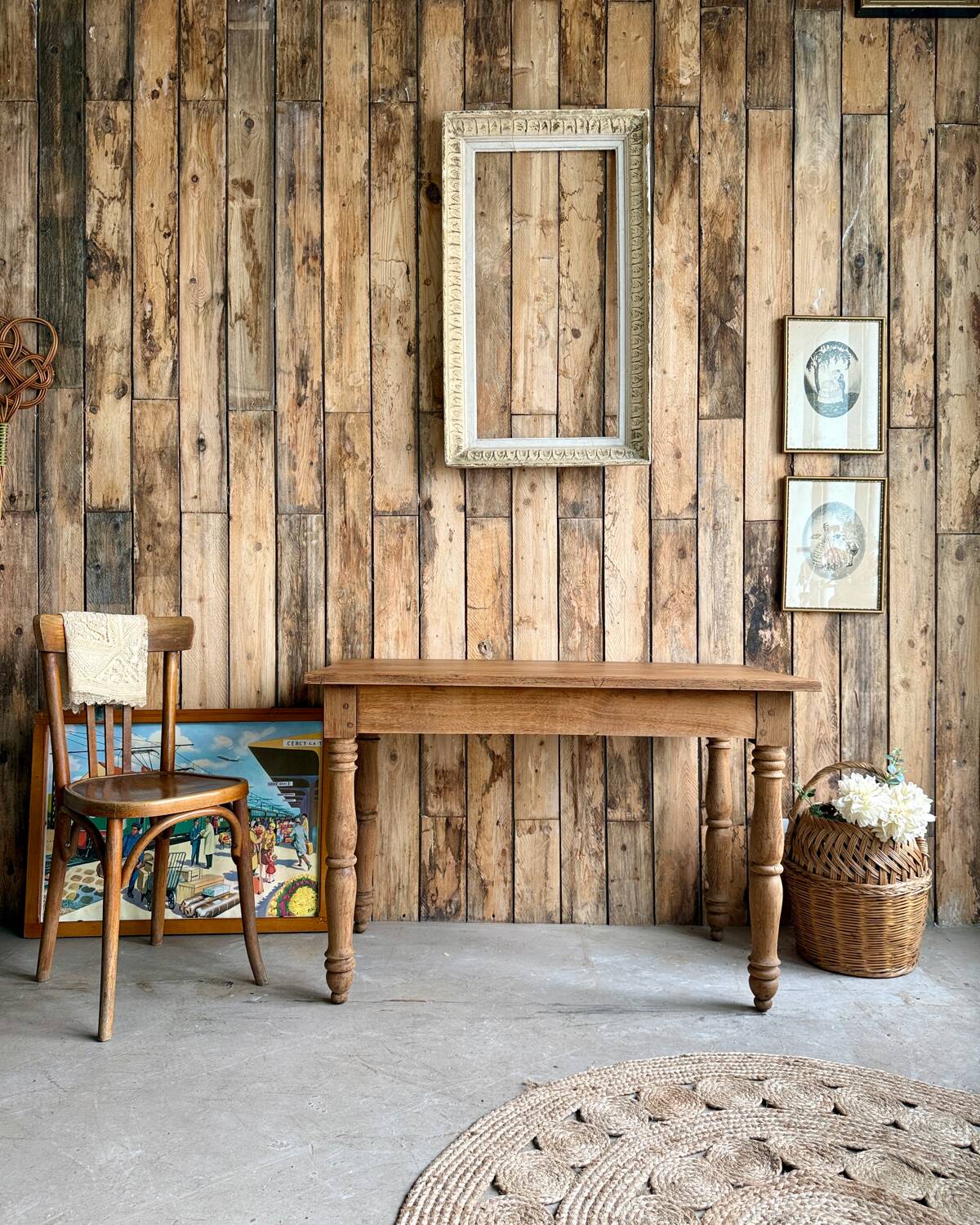 Table with turned legs in solid oak (renovated)