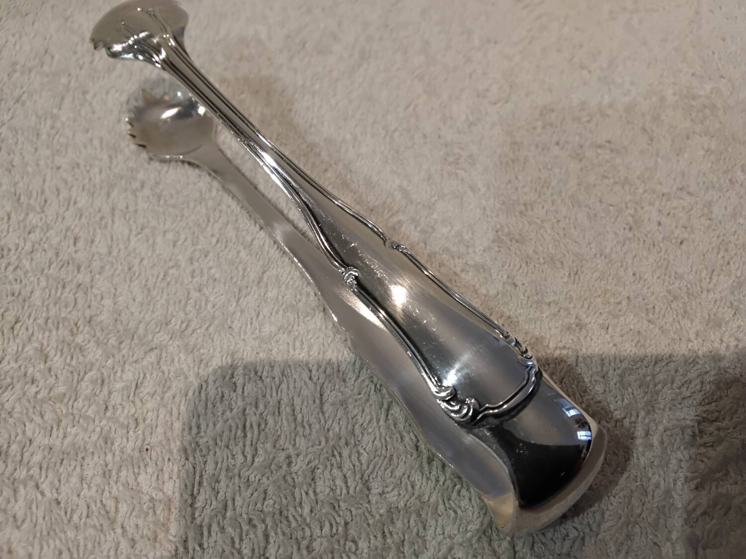 Silver-plated metal sugar tongs by silversmith Ercuis Valencay, 13.3cm