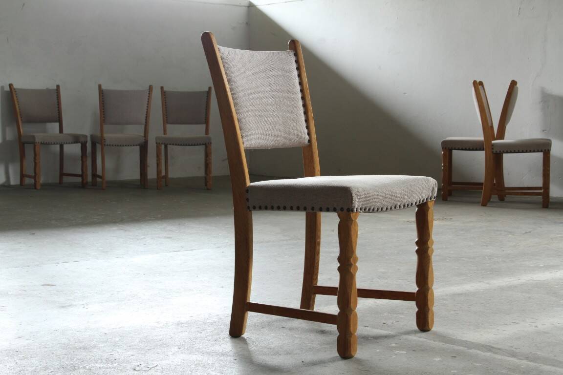 Ensemble de six chaises de salle à manger en chêne vintage danois, style Henning Kjærnulf, années 1960.