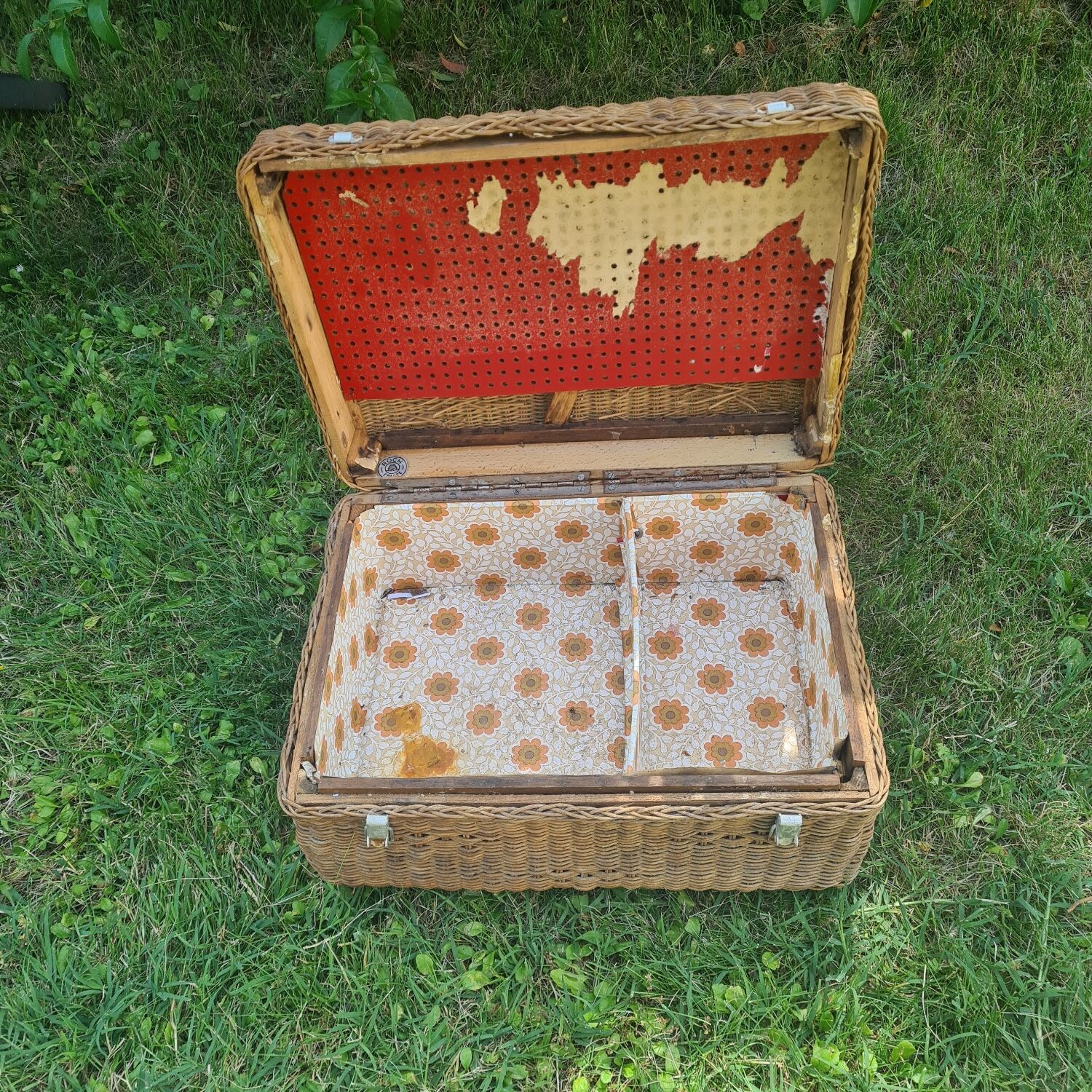 Old wicker trunk: Roch