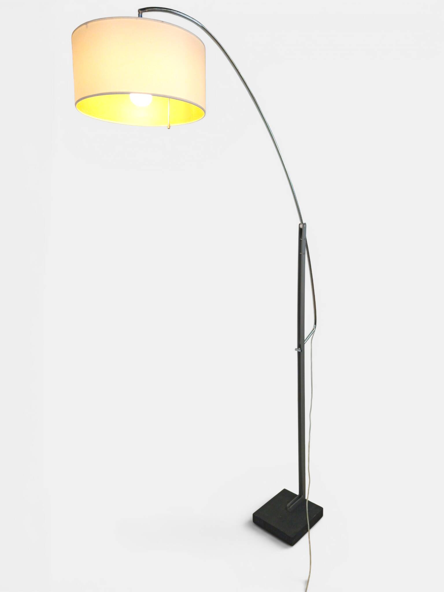Lampe arc Ligne roset modèle MAMA de Thibault Desombre