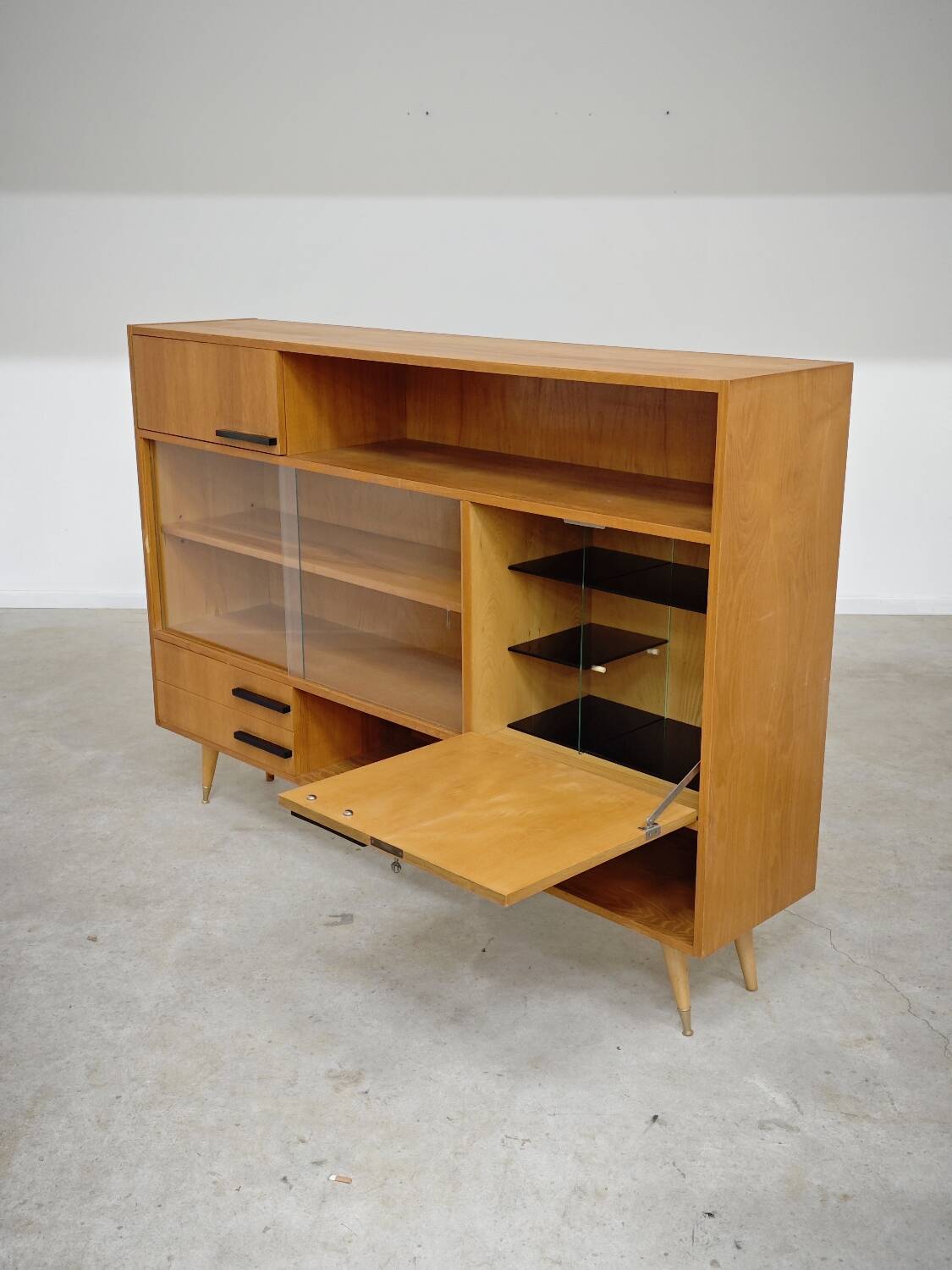 Buffet Vaisselier en bois blond Libena , ex Tchécoslovaquie 1970