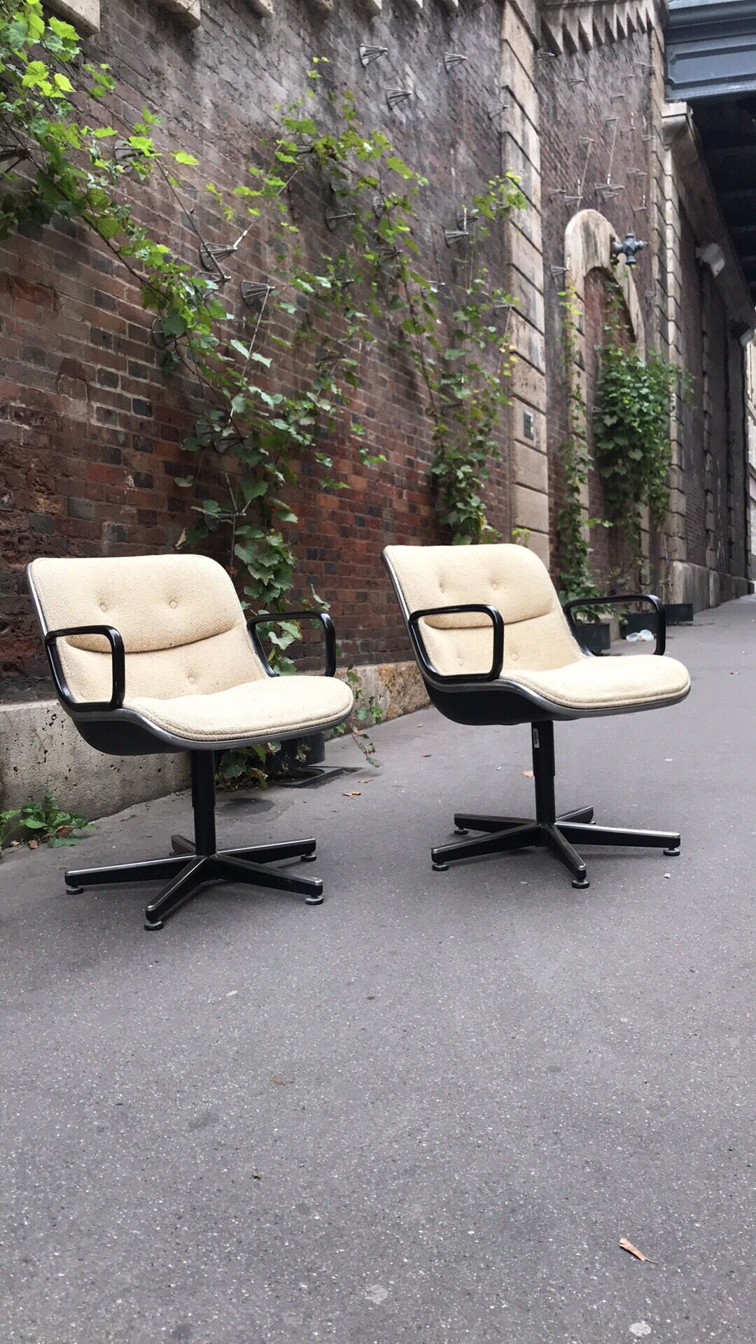 Pair of armchairs by Charles Pollock for Knoll circa 1970
