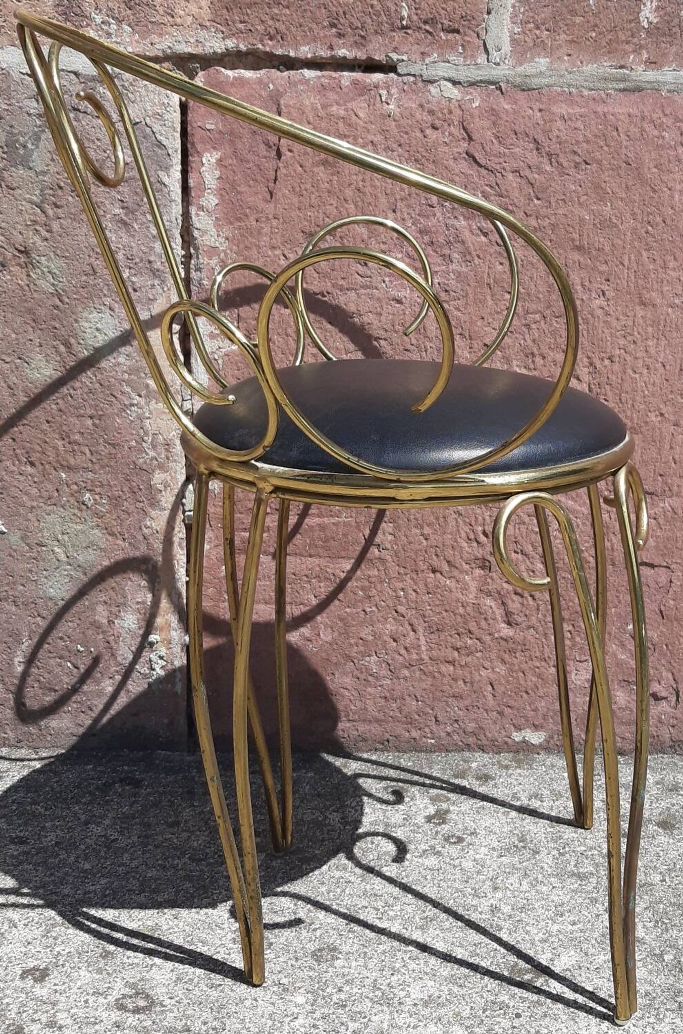 Coiffeuse et chaise en métal doré et opaline.