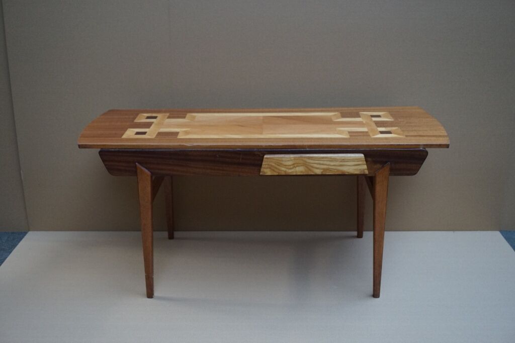 Table à café vintage en marqueterie