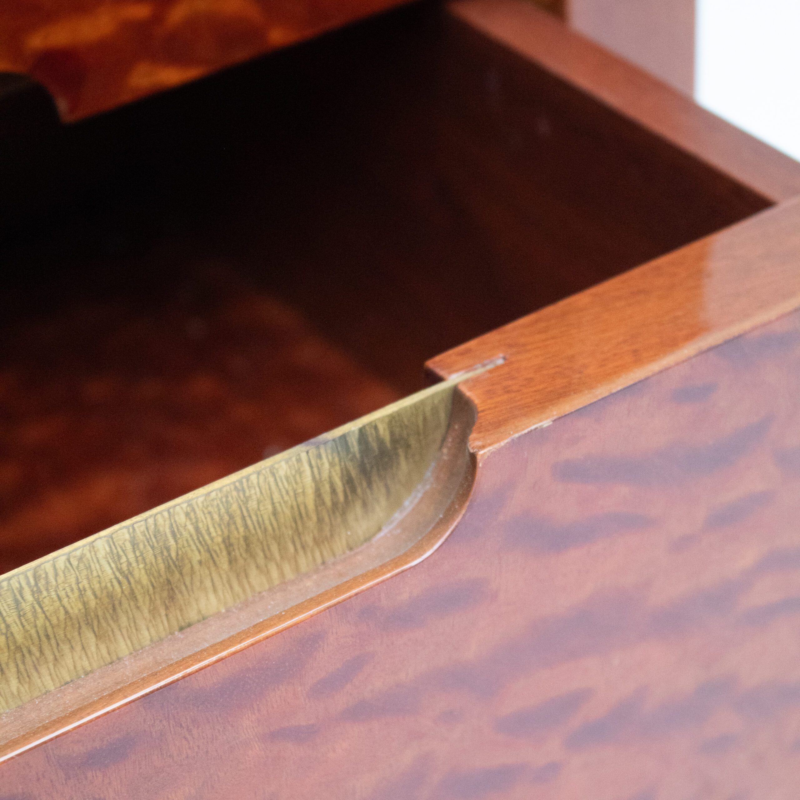 2 Italian nightstands in burlwood with brass handle