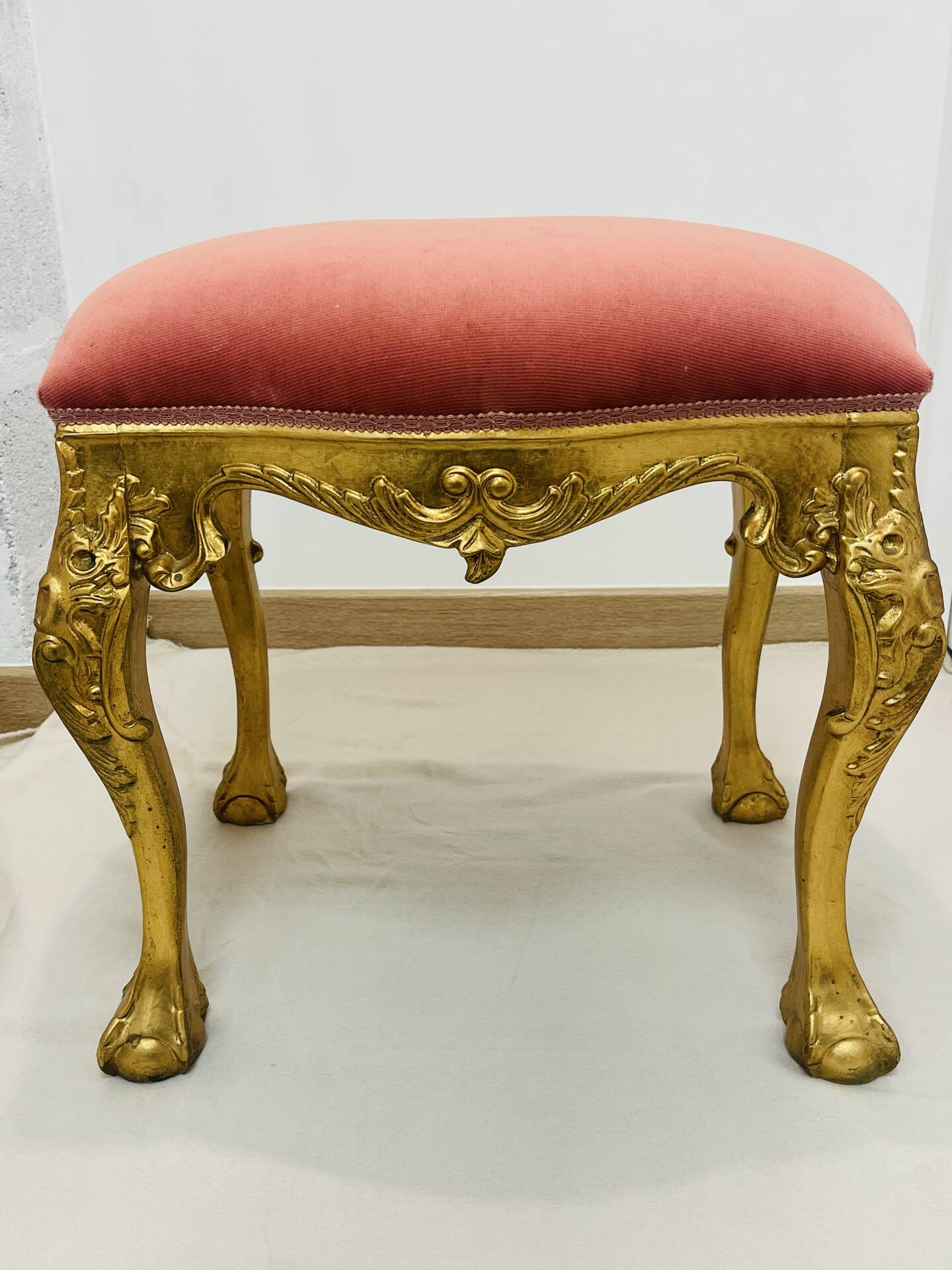 Louis XV Rococo style stool in gilded wood – pink seat – 20th century