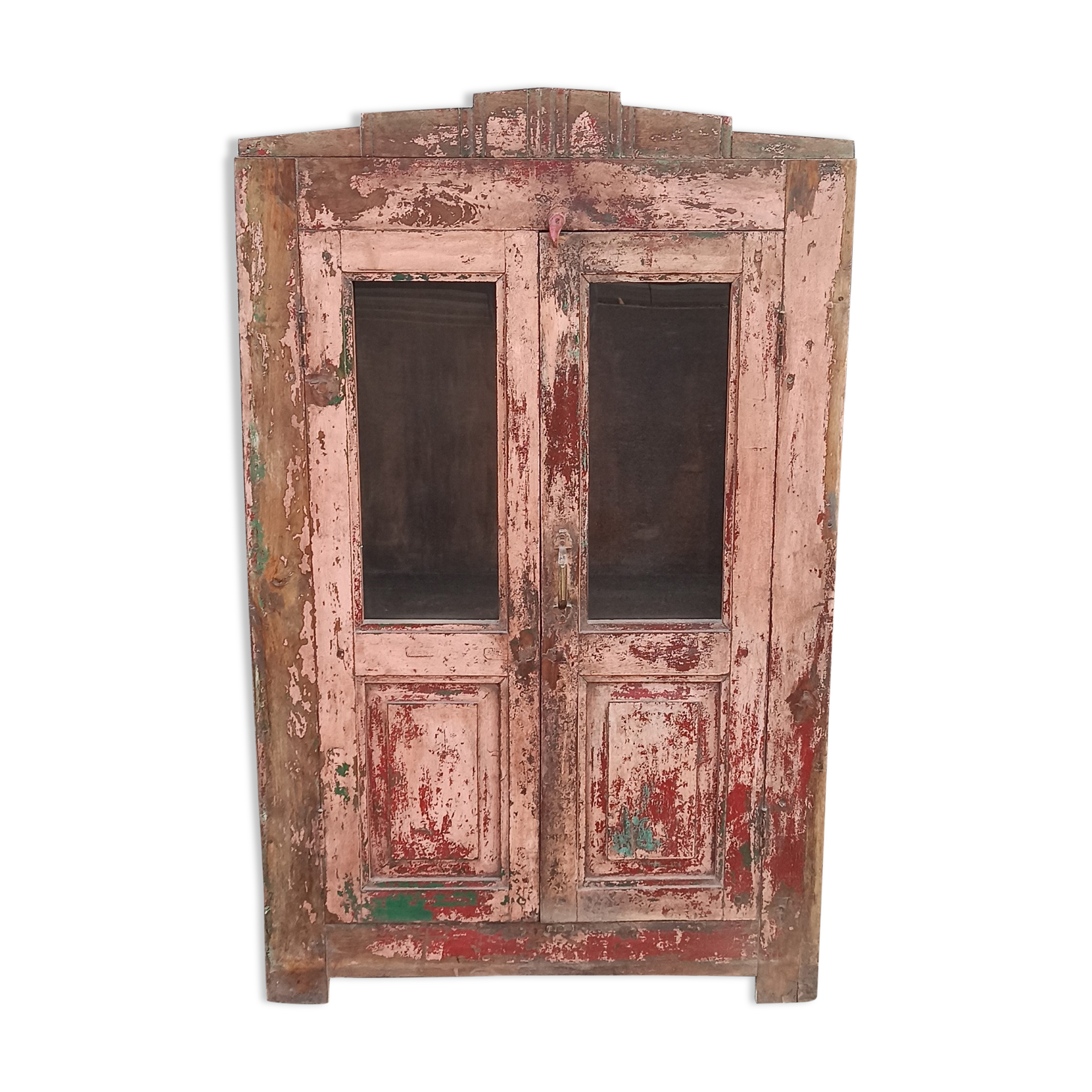 Armoire en bois rose avec portes vitrées