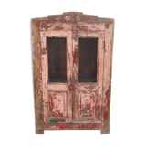 Armoire en bois rose avec portes vitrées