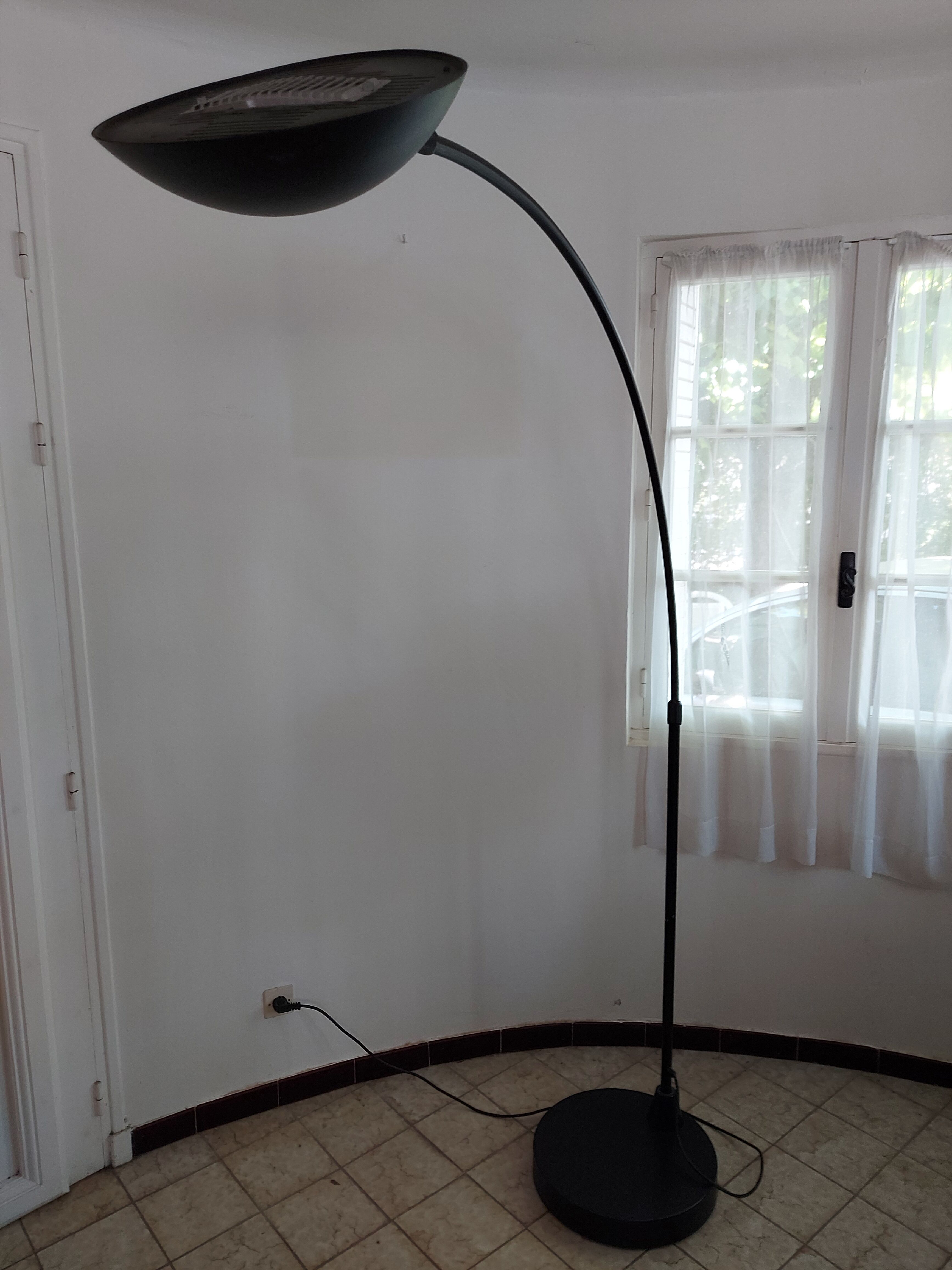Lampadaire noir arqué Leonardo Marelli pour Estiluz vintage 1980'S