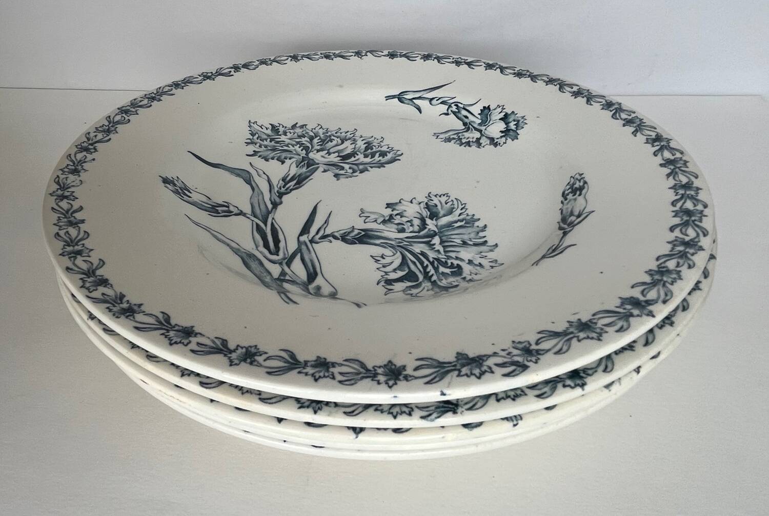 5 assiettes en terre de fer œillets K&G
