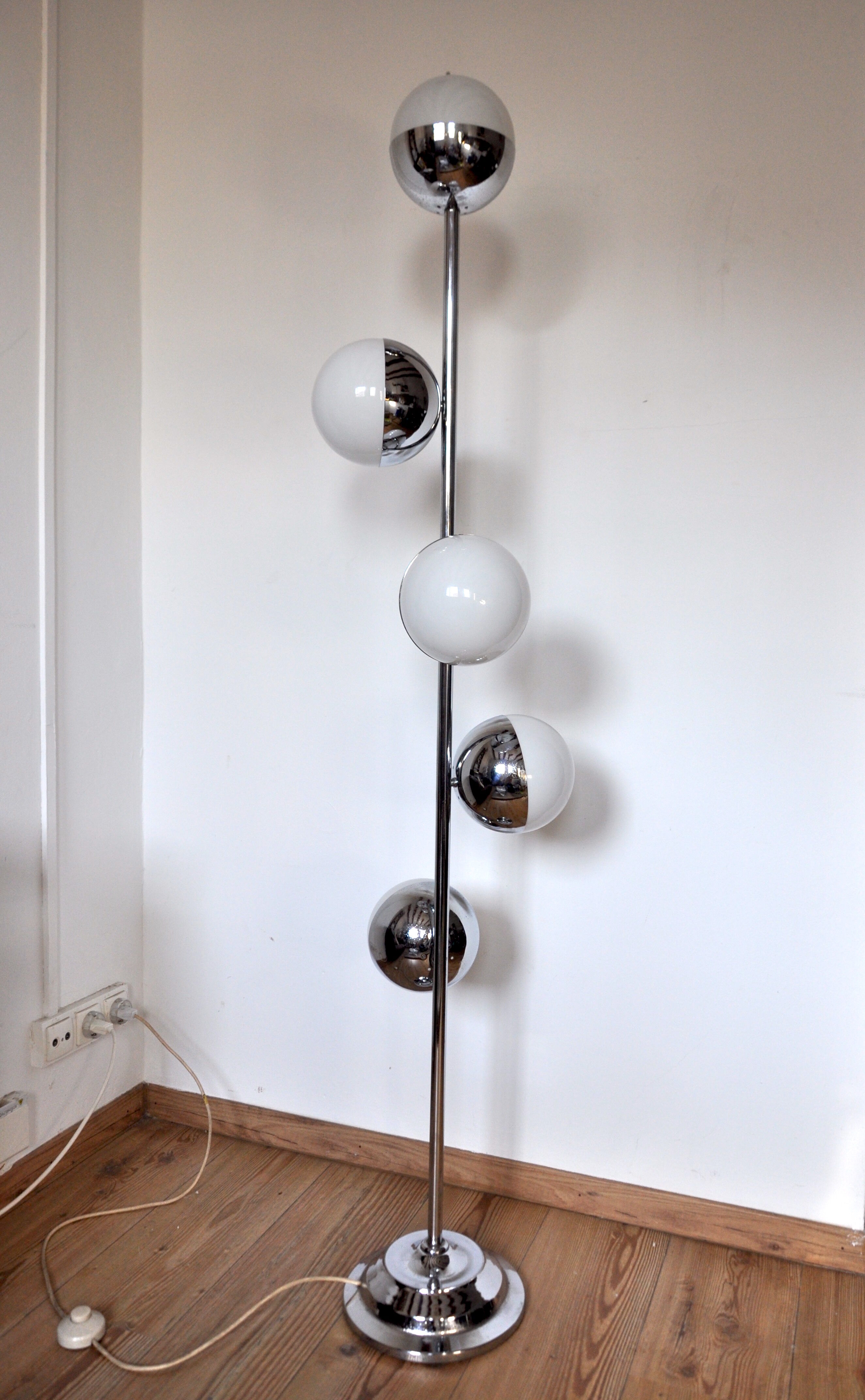 Lampadaire spirale chromé, design 70