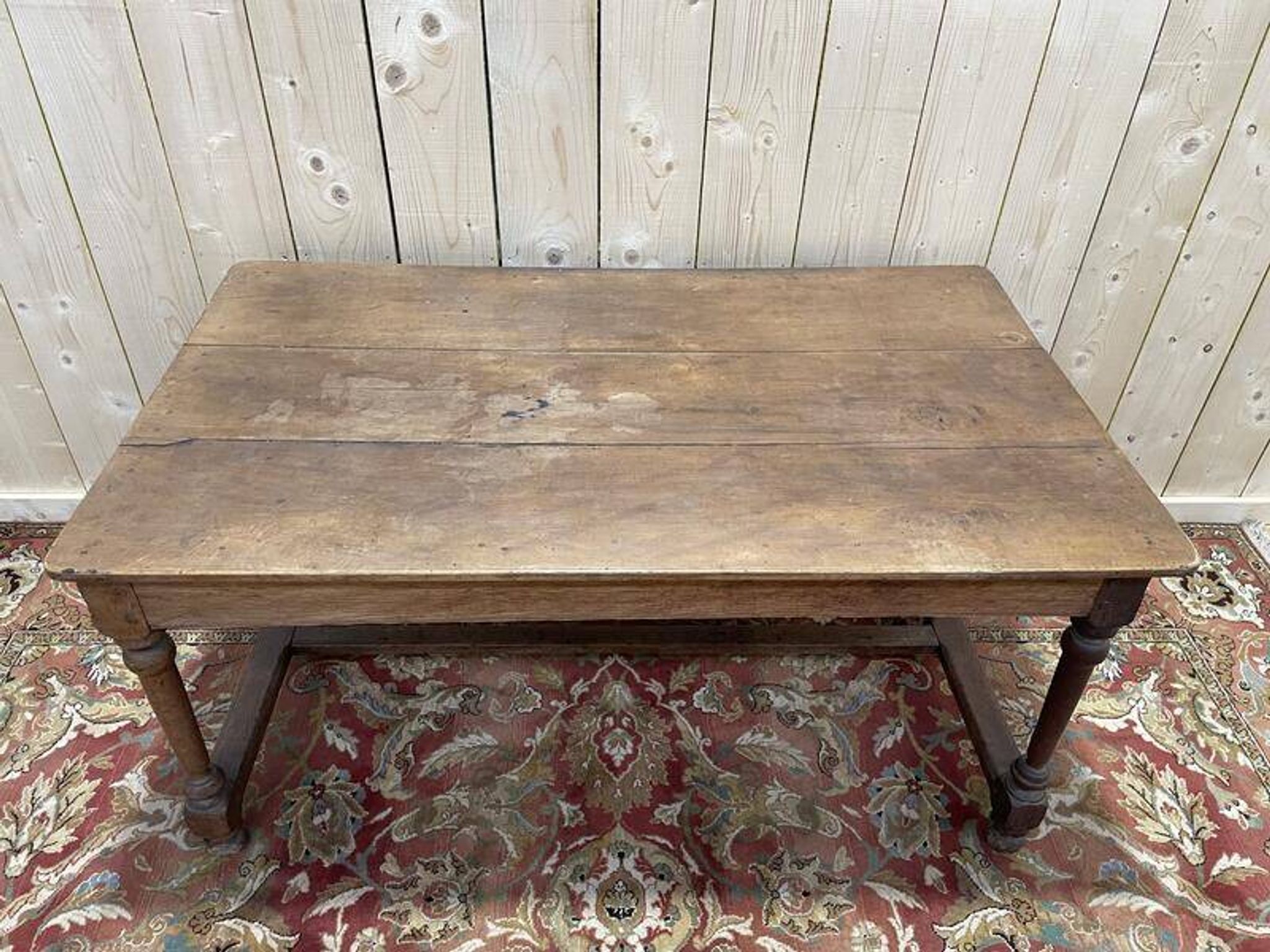 Bureau de style Louis XIII en noyer