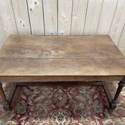 Bureau de style Louis XIII en noyer
