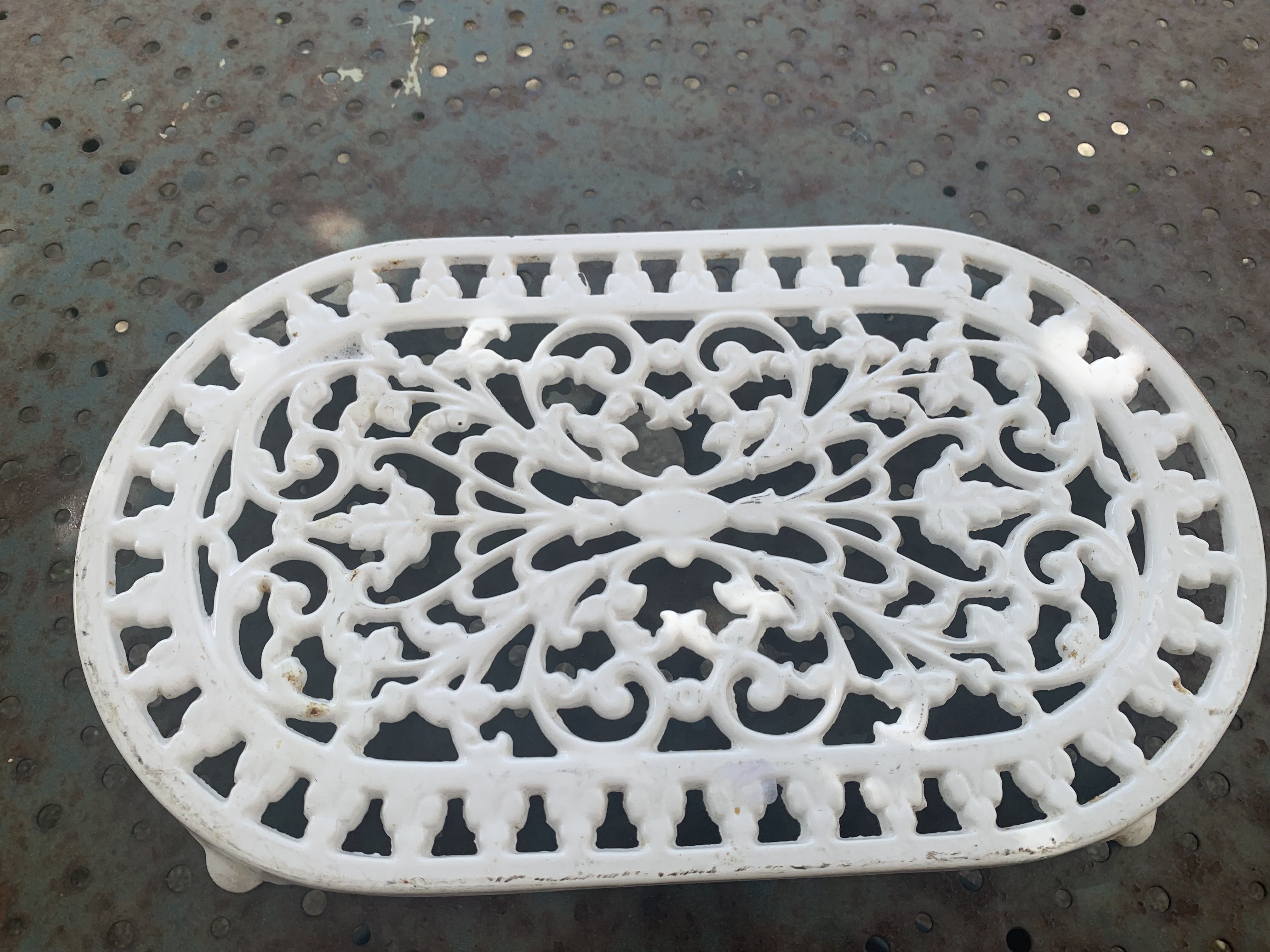 Trivety in cast iron
