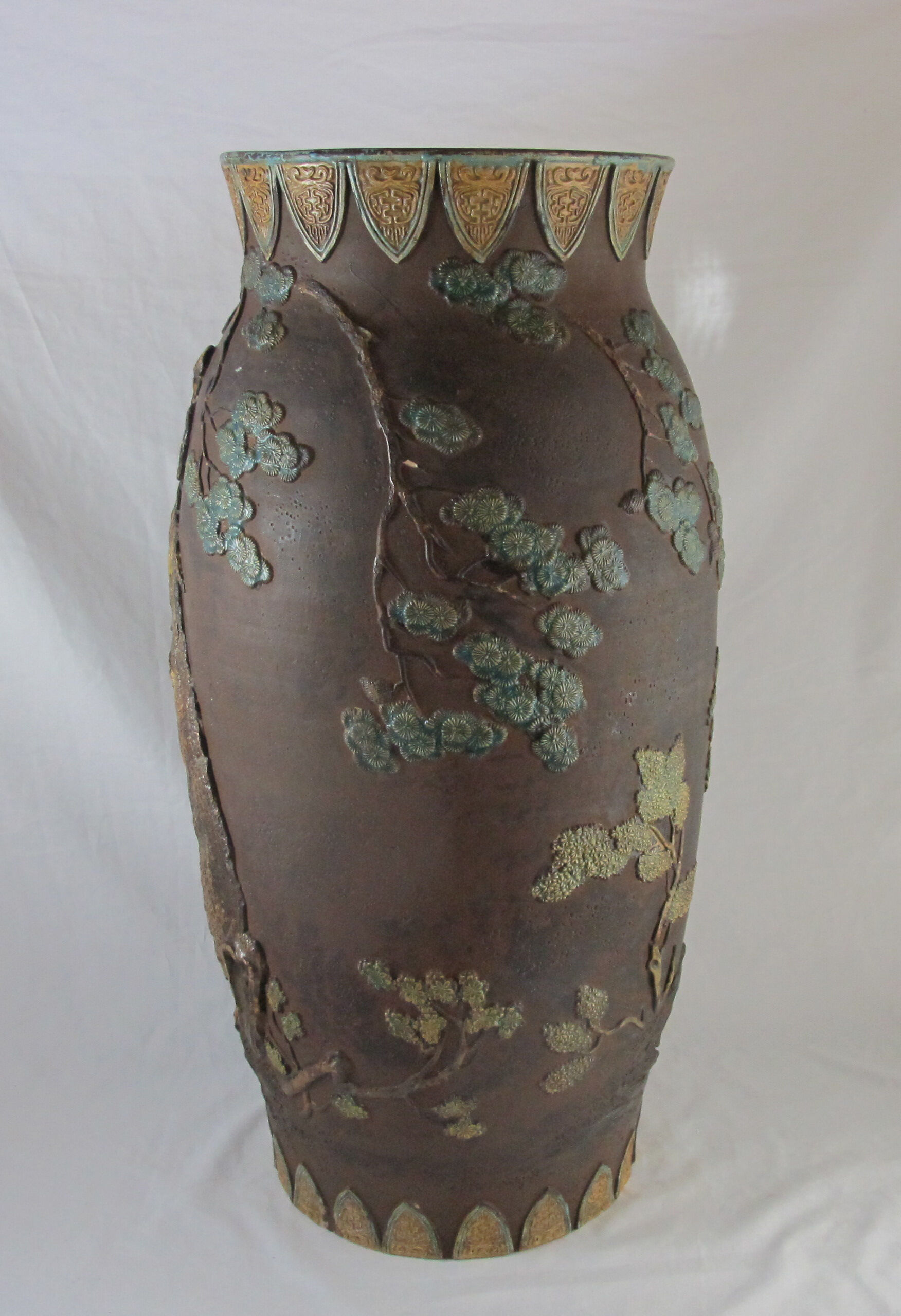 Vase orné de masques en terre cuite Impruneta