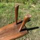 Banc tripode en chene brutaliste