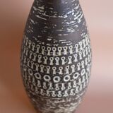 Brutalist Scandinavian modernist ceramic vase by Mari Simmulson for Upsala Ekeby, Sweden, 1970s.
