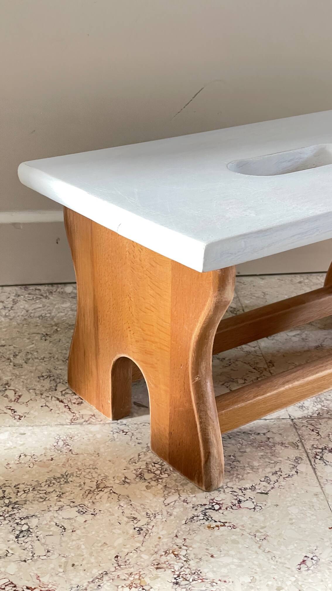 Tabouret vintage en hêtre et peint en blanc