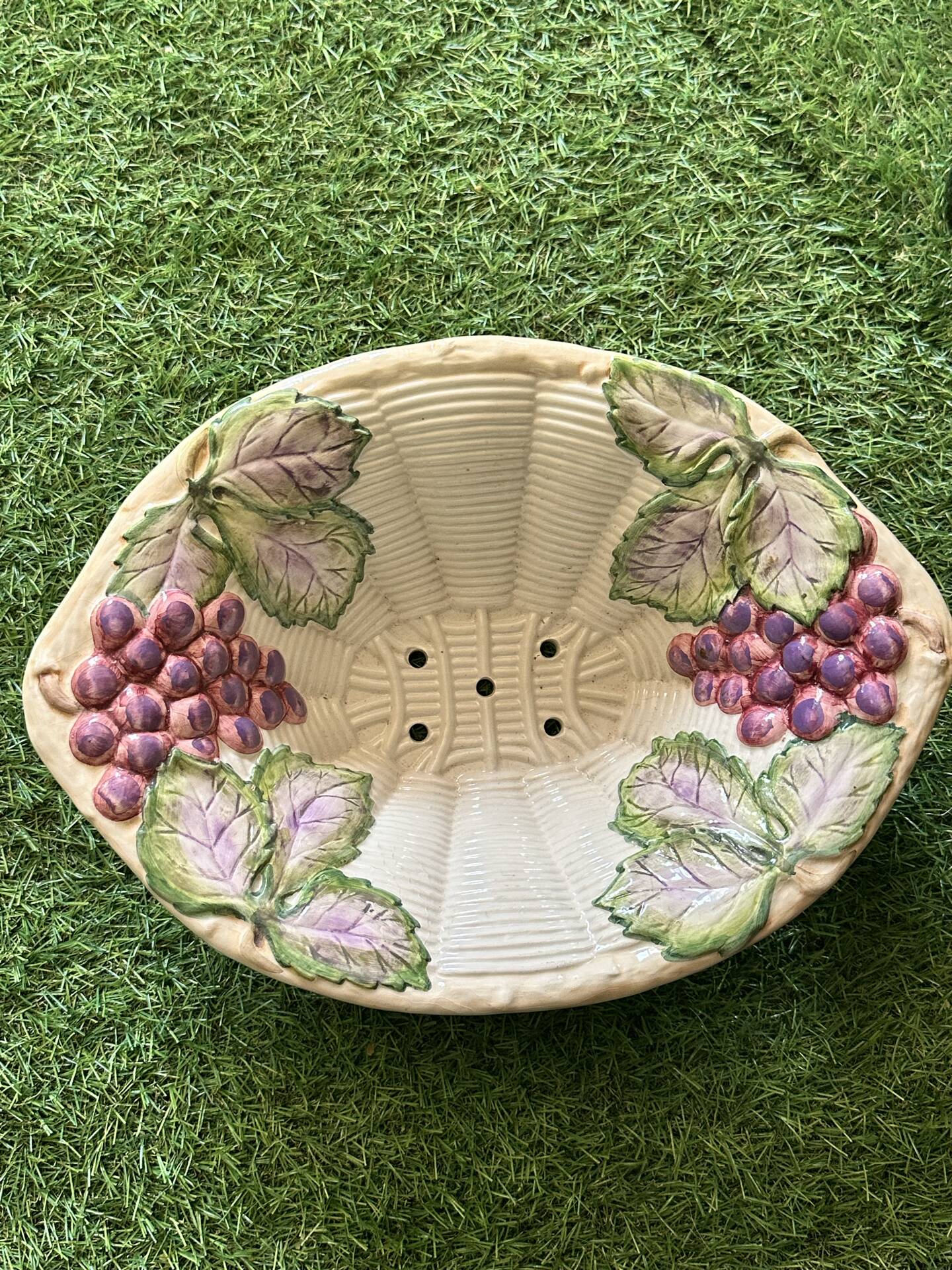 Fruit draining set model with grapes in Barbotine