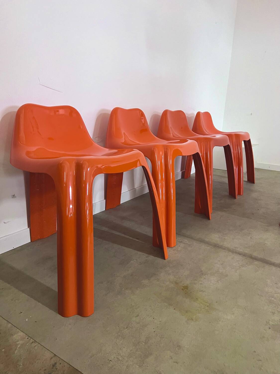 Table and 4 chairs in orange fiberglass design from the 70s Patrick Gingembre Paulus edition