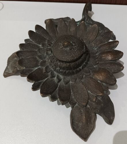 Encrier en bronze scarabée sur fleur de tournesol