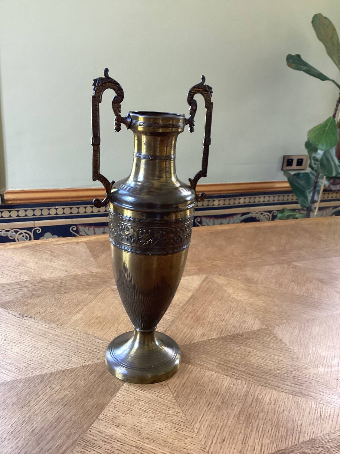 Amphora, large Napoleon III vase in brass.