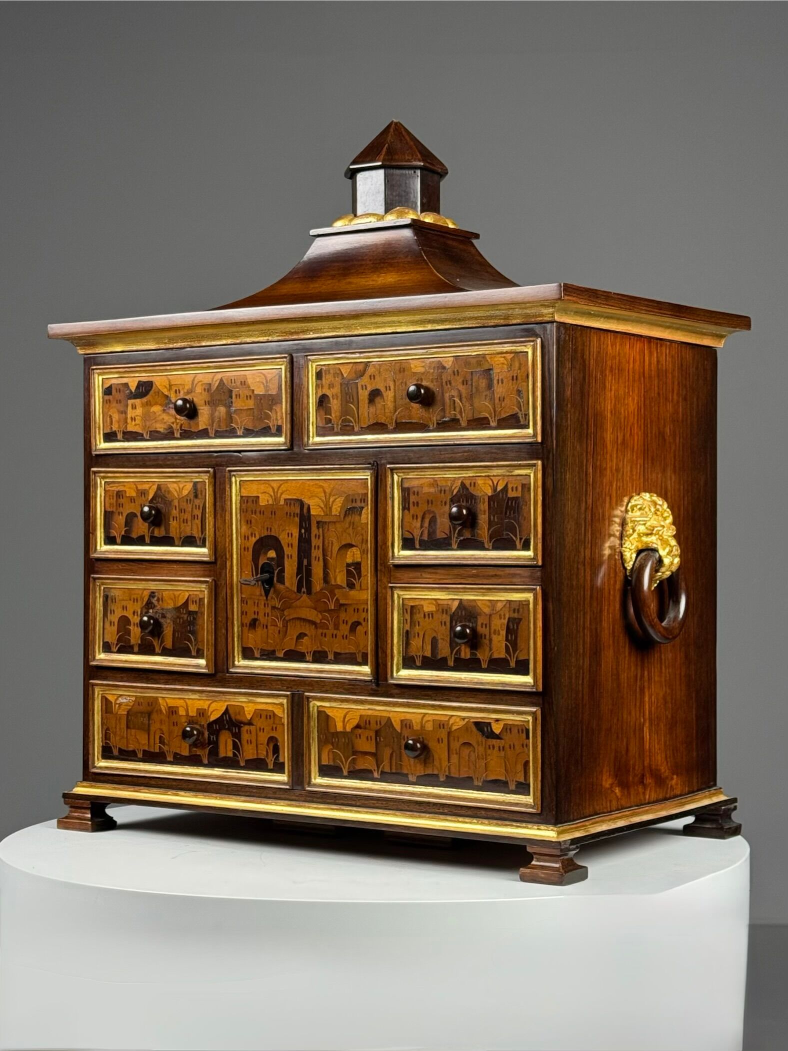 Cabinet d'art en marqueterie allemande