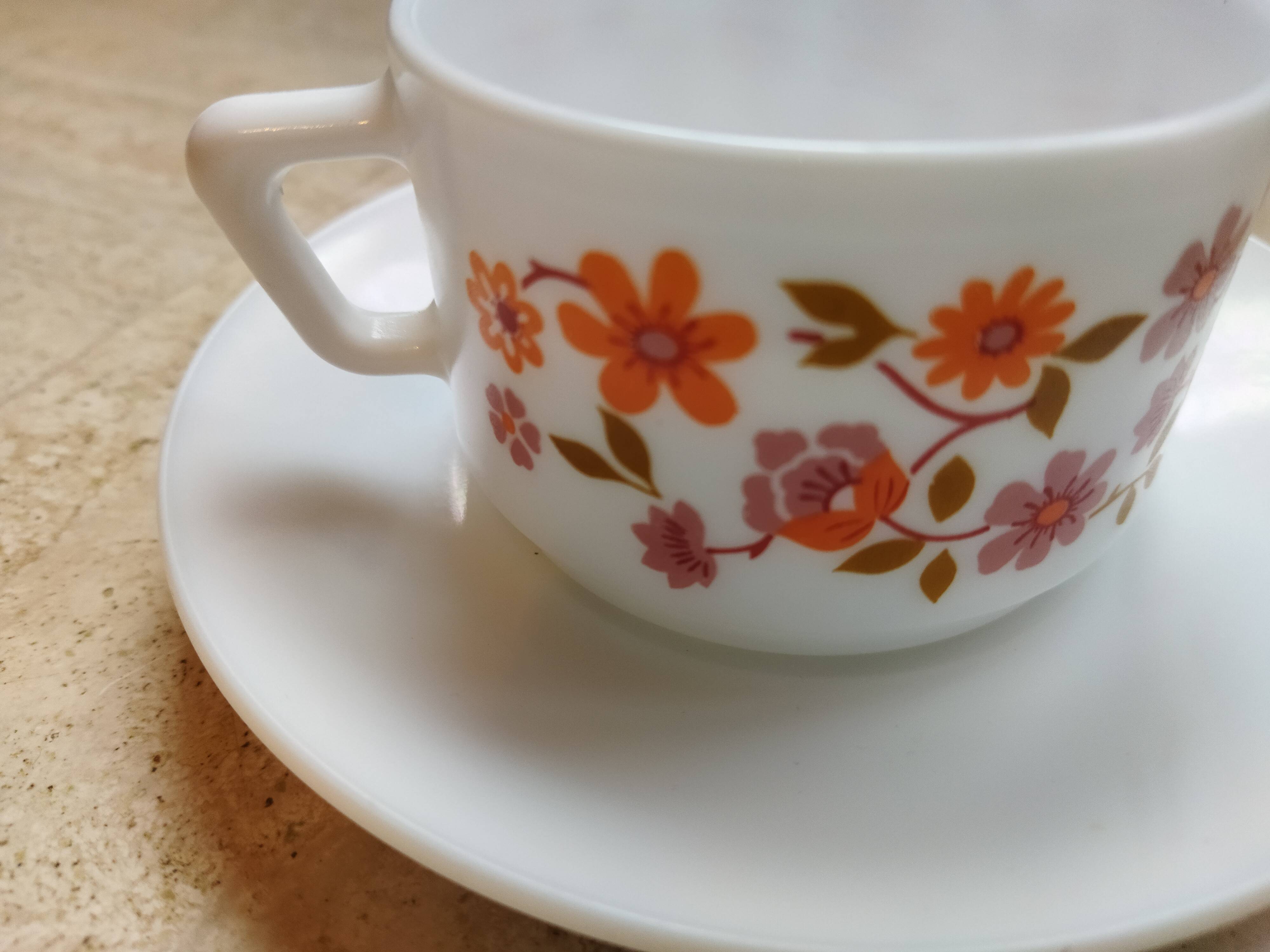 Six Scania Arcopal coffee cups