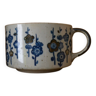 Stoneware cup with Japanese pattern