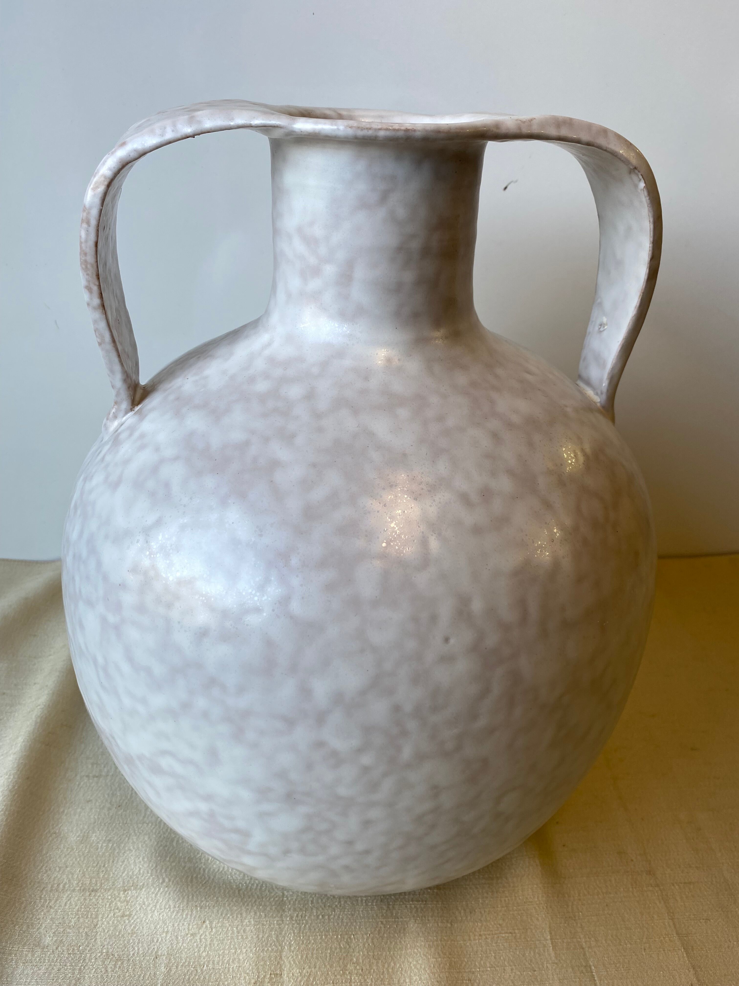 Vase - forme  boule à deux anses  en grés emaillé de couleur grège clair