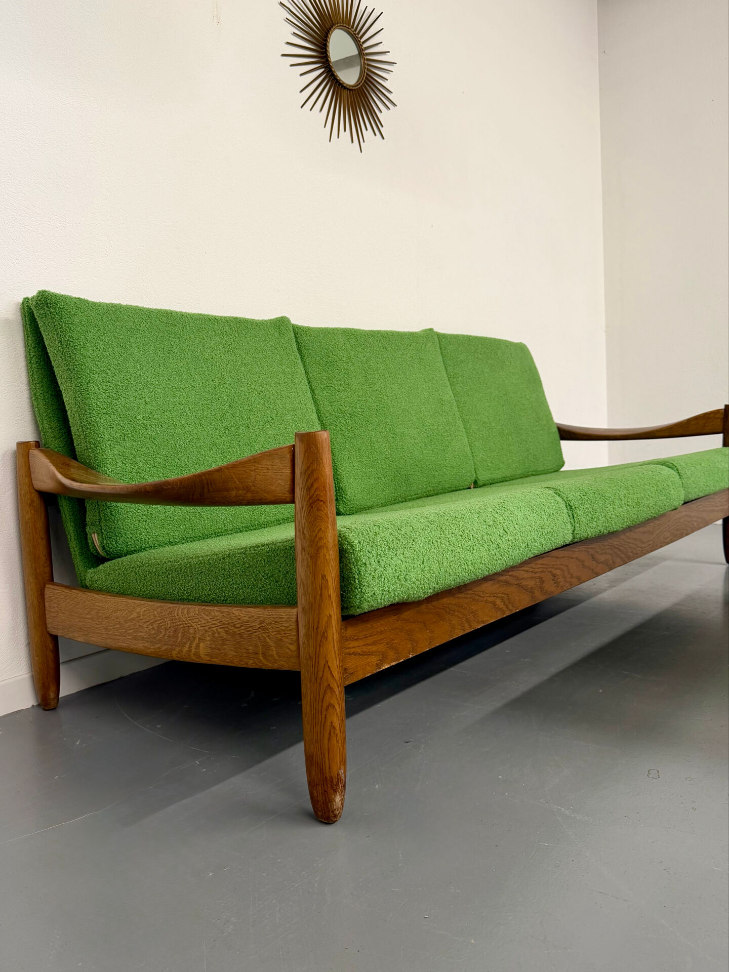 Vintage 3-seater canapé in solid oak with boucle fabric, Scandinavian design from the 70s.