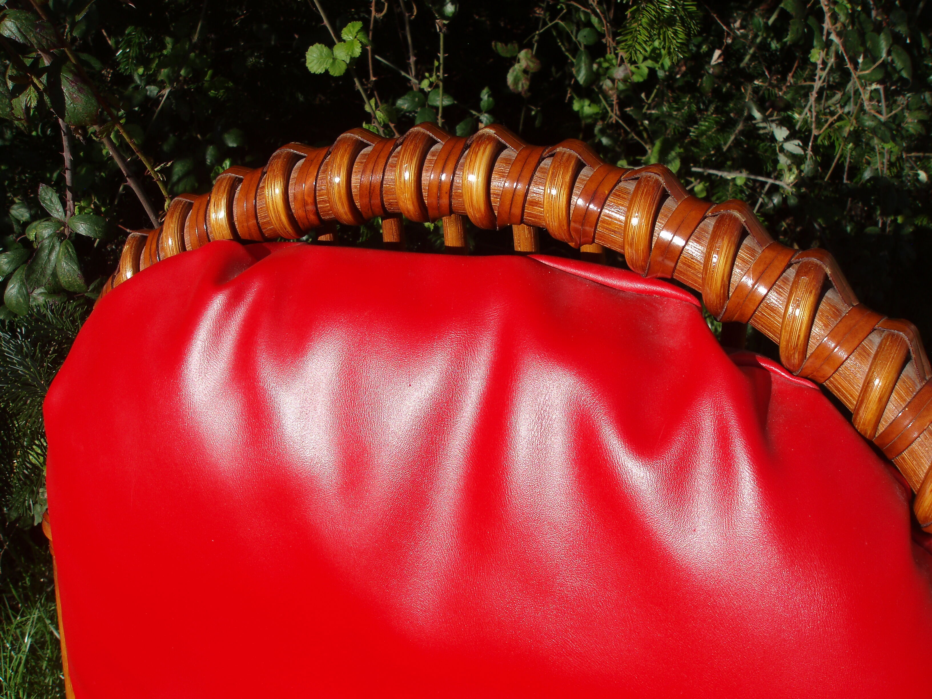 Fauteuil vintage rouge en rotin et skai rouge