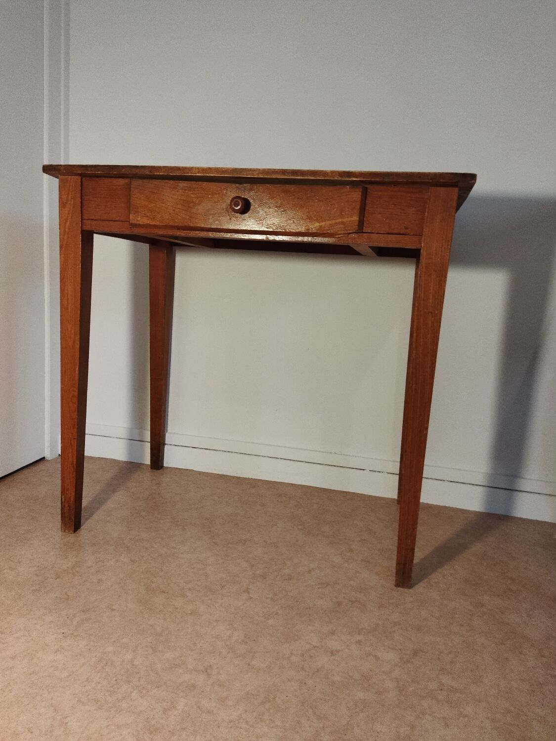 Spindle legs desk