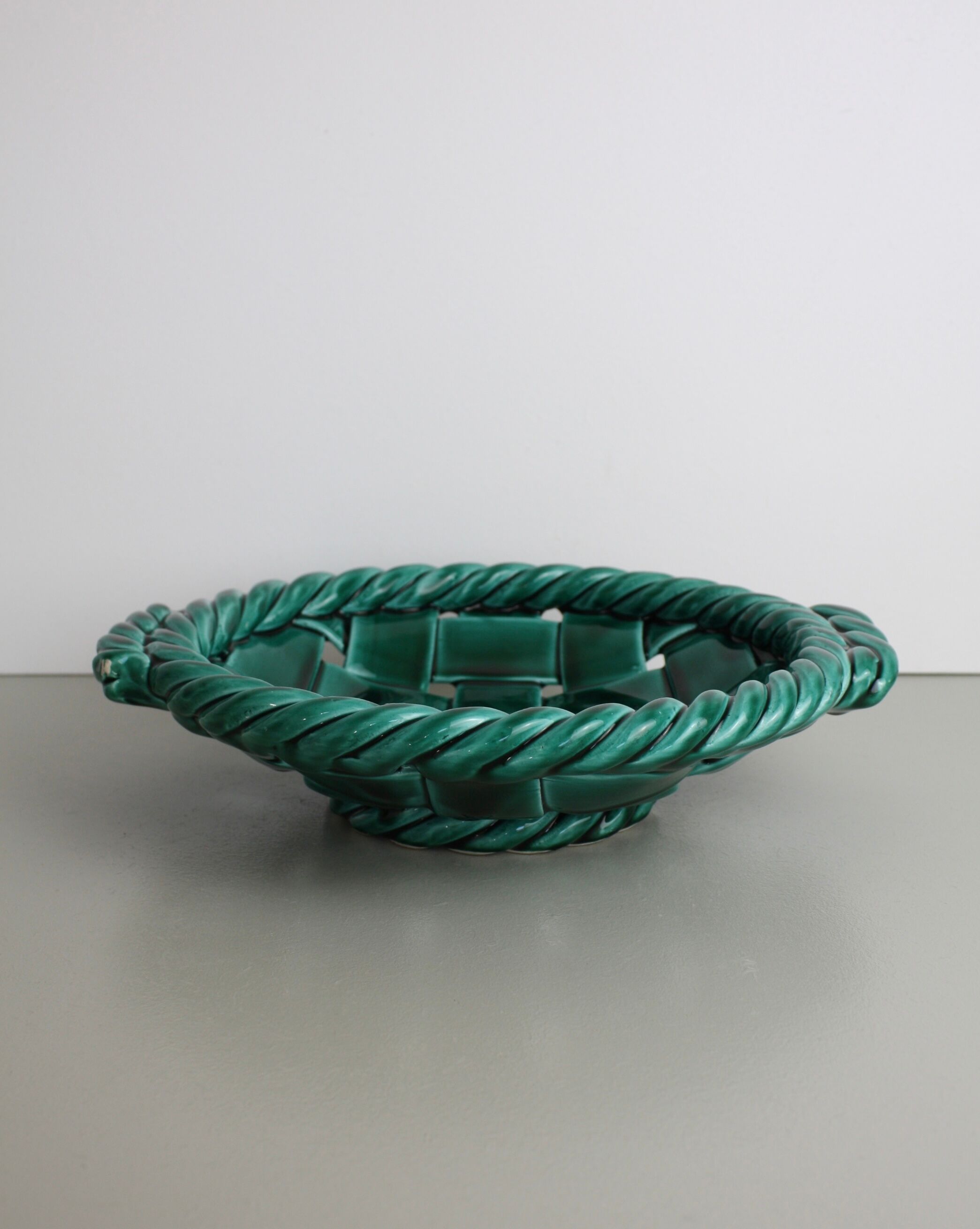 Green braided earthenware cut