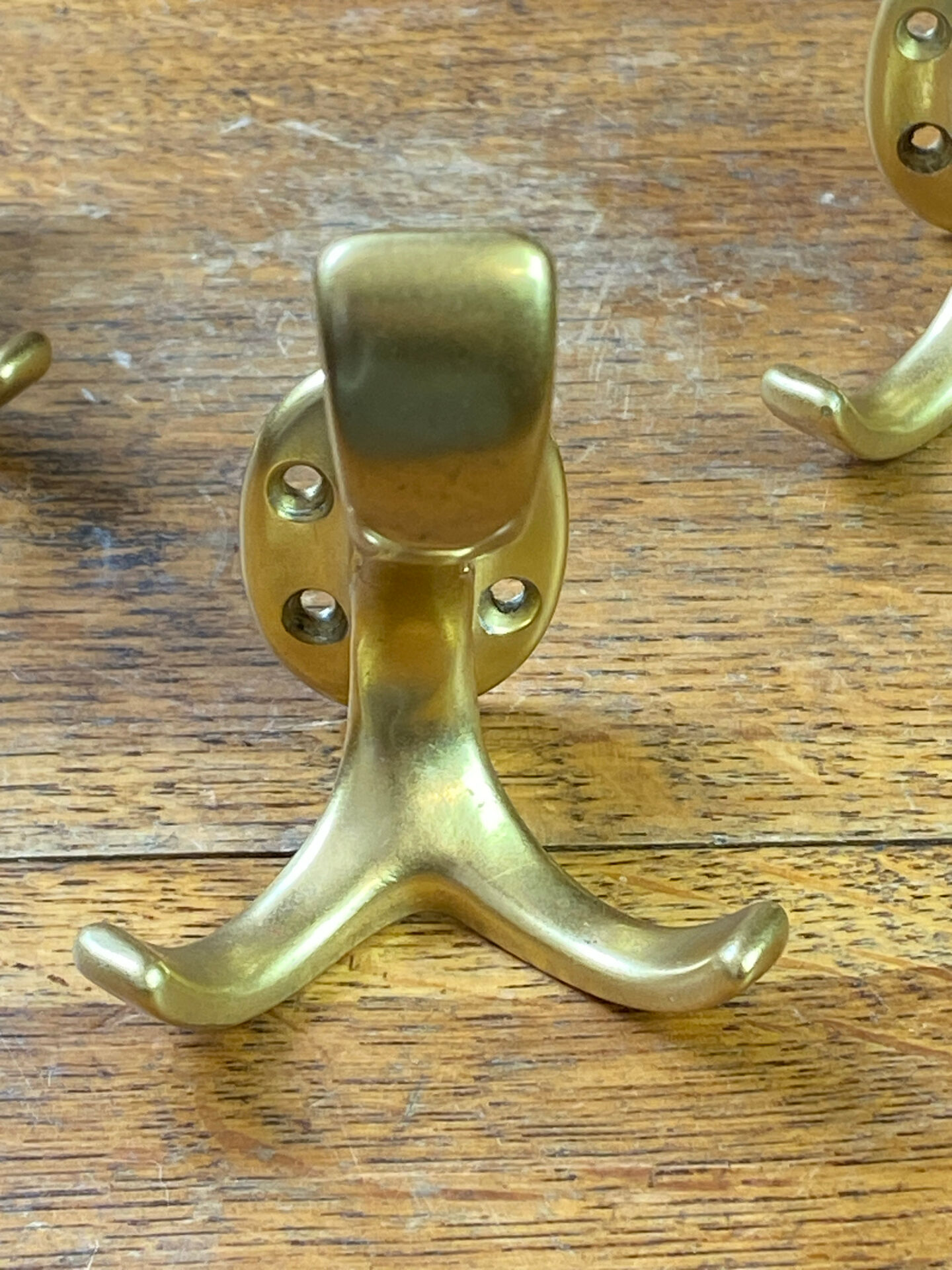 Patères en aluminium de couleur dorée