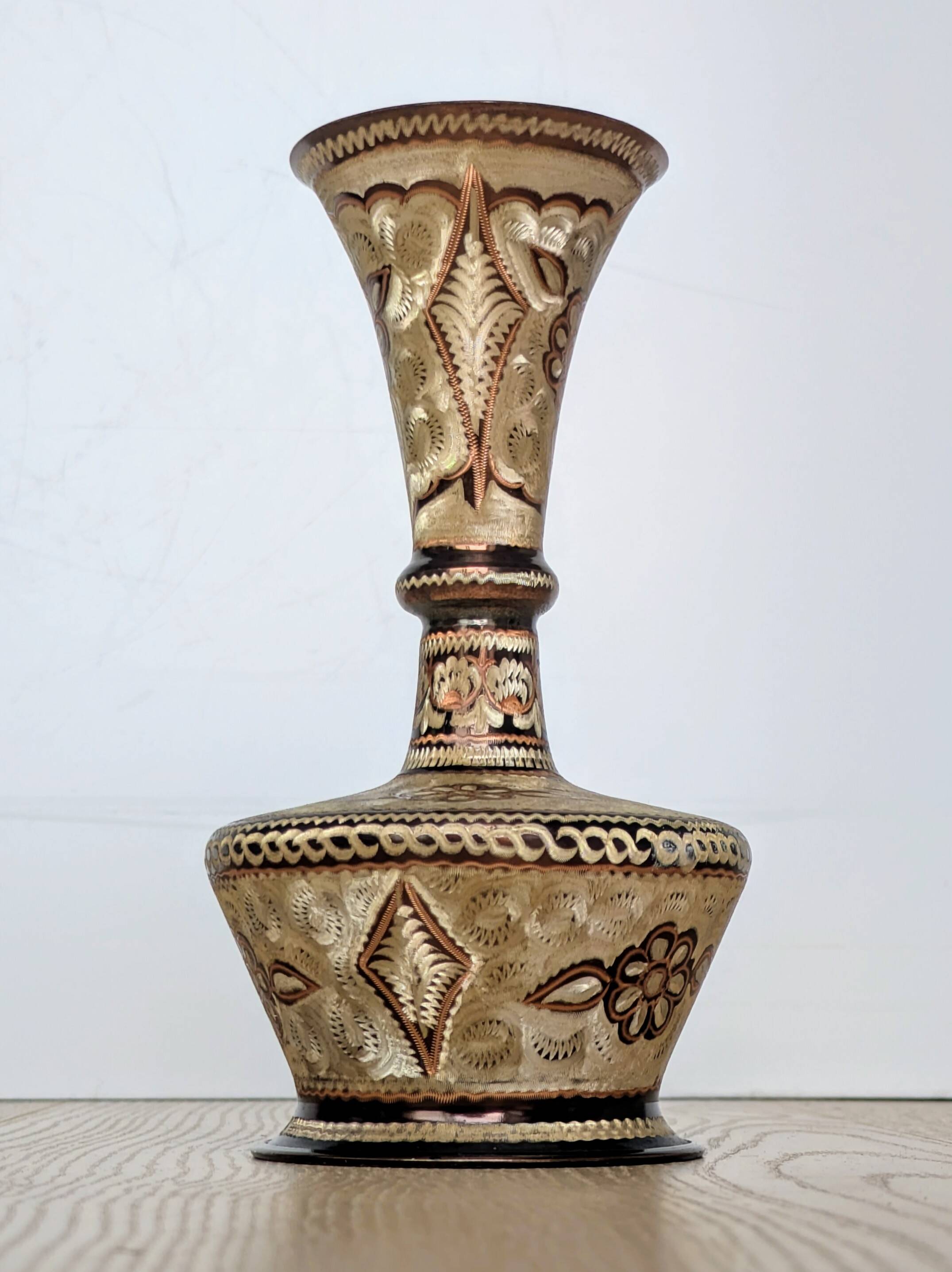 Decorative handcrafted vase in chiseled copper - Floral motifs - Orient / India