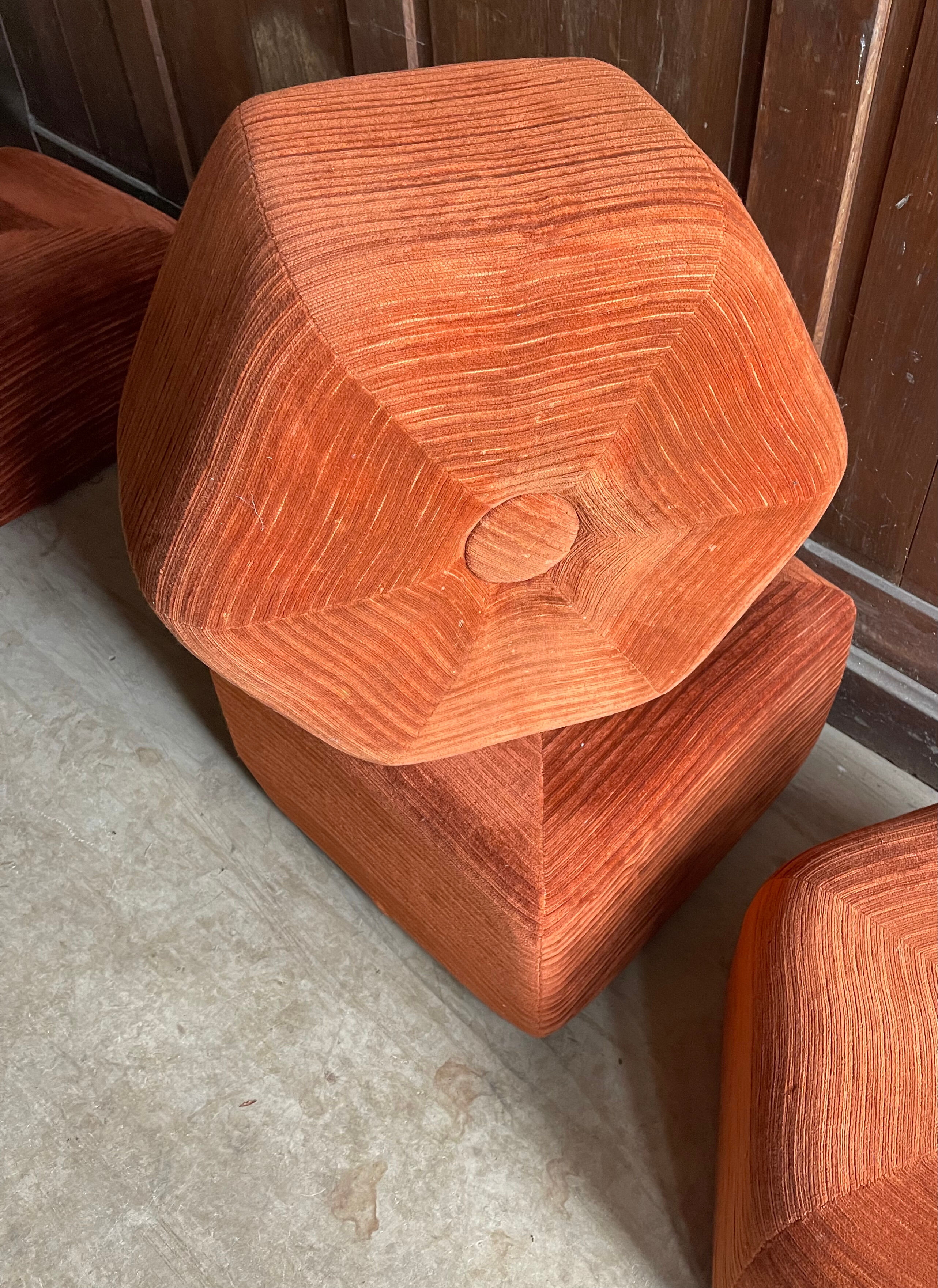 4 poufs