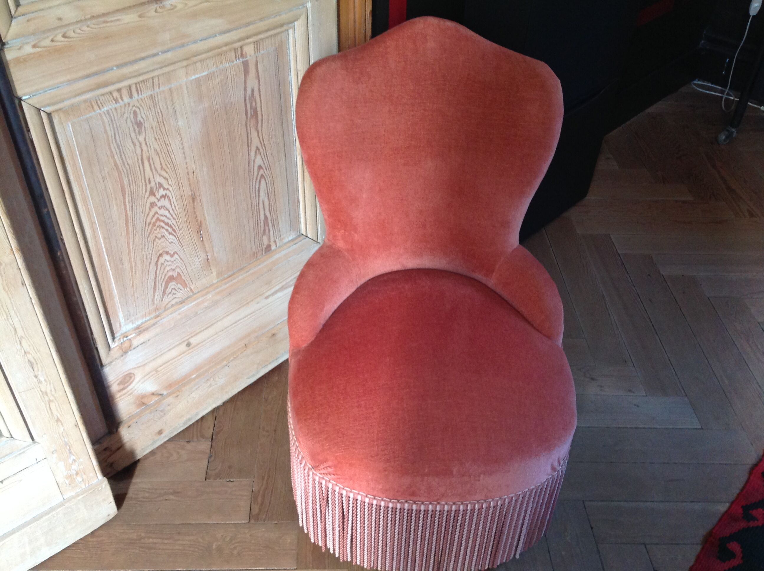 Pink velvet toad chair