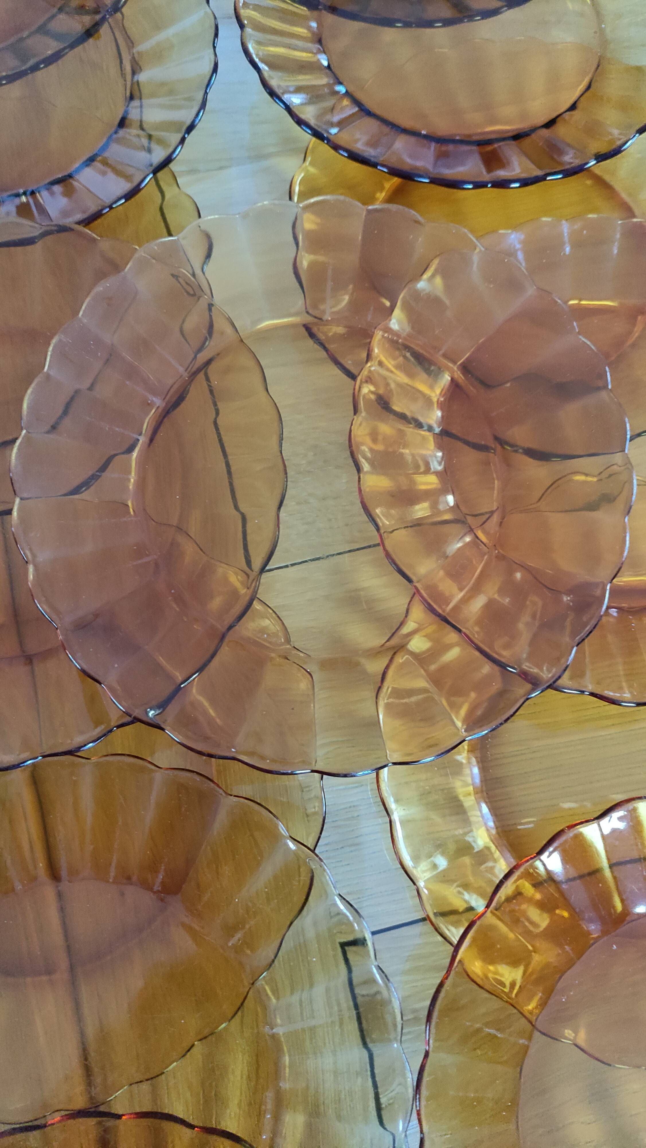 Fifteen amber Duralex model Marguerite plates