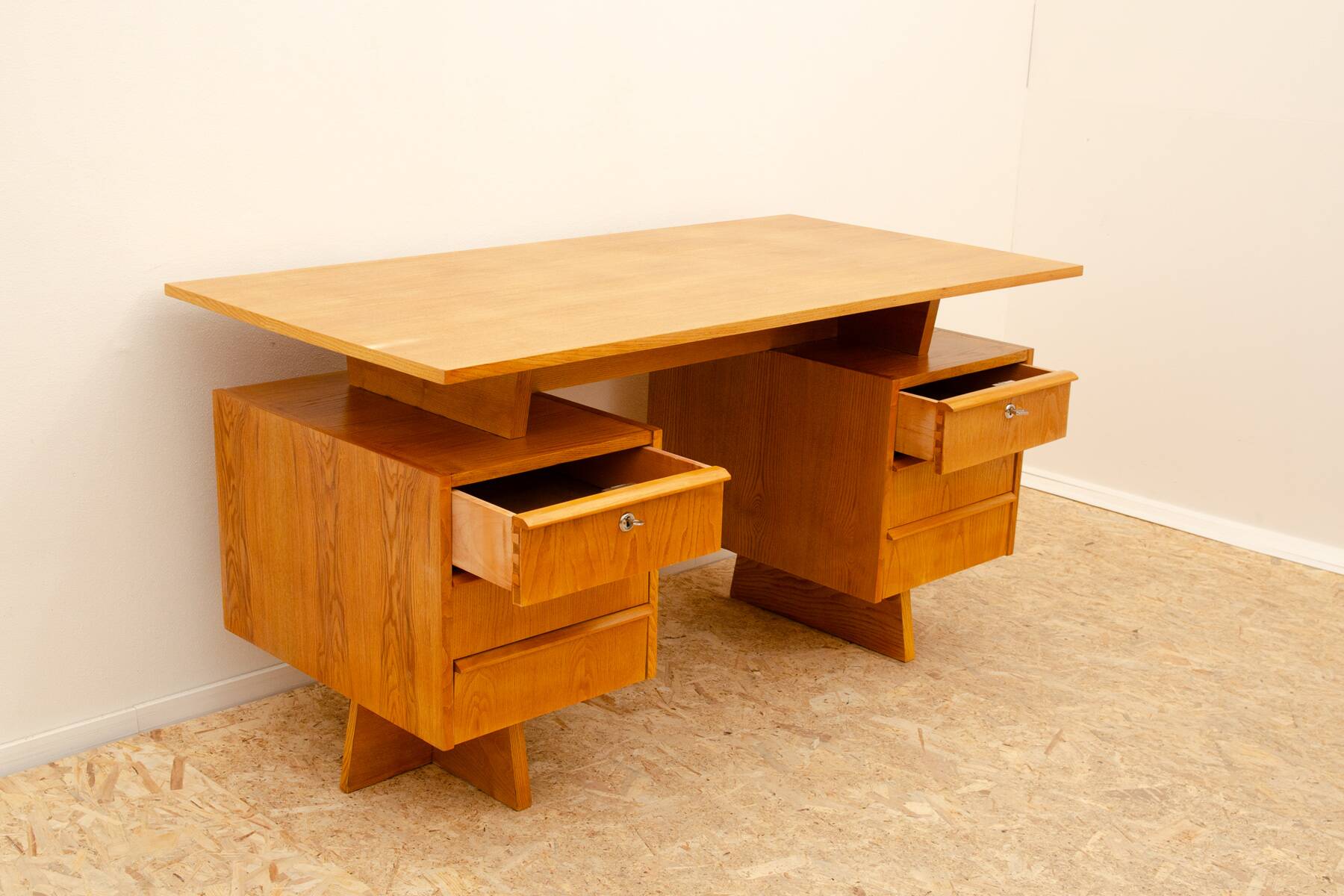 Immense bureau tchécoslovaque entièrement rénové, années 1970, Europe centrale